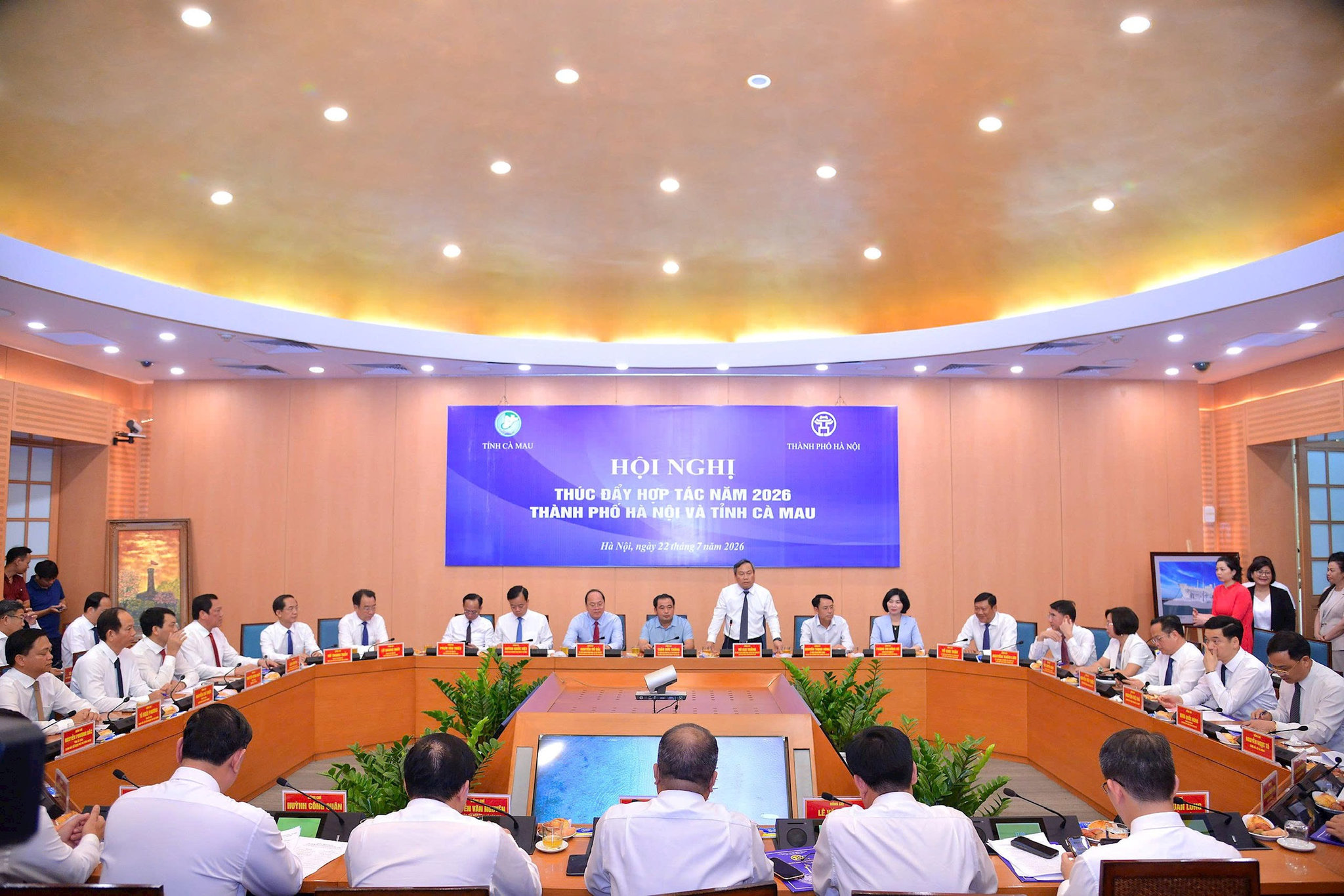 Các lãnh đạo, đại biểu thành phố Hà Nội và tỉnh Cà Mau tham dự hội nghị. Ảnh: Viê