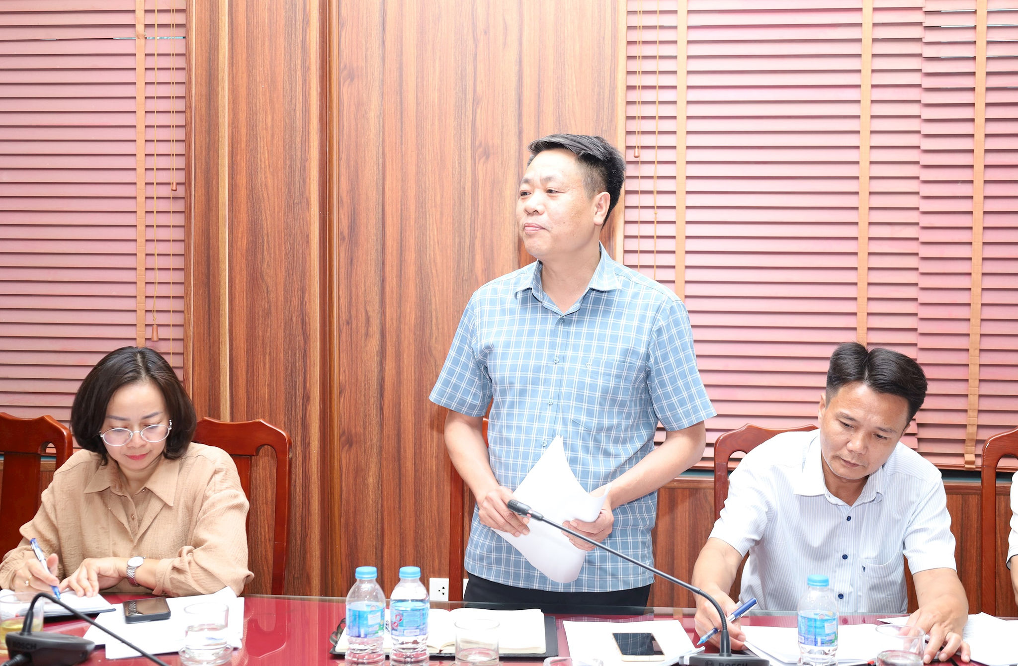 Phó Tổng Giám đốc Công ty TNHH một thành viên Đầu tư phát triển thủy lợi sông Nhuệ Ngô Thanh Sơn báo cáo về công tác bảo vệ cống qua đê Trạm bơm Hồng Vân. Ảnh: Kim Nhuệ