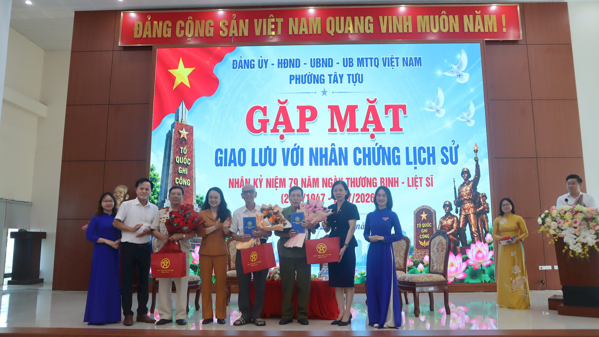 trao-nhan-chung-img_5429.jpg