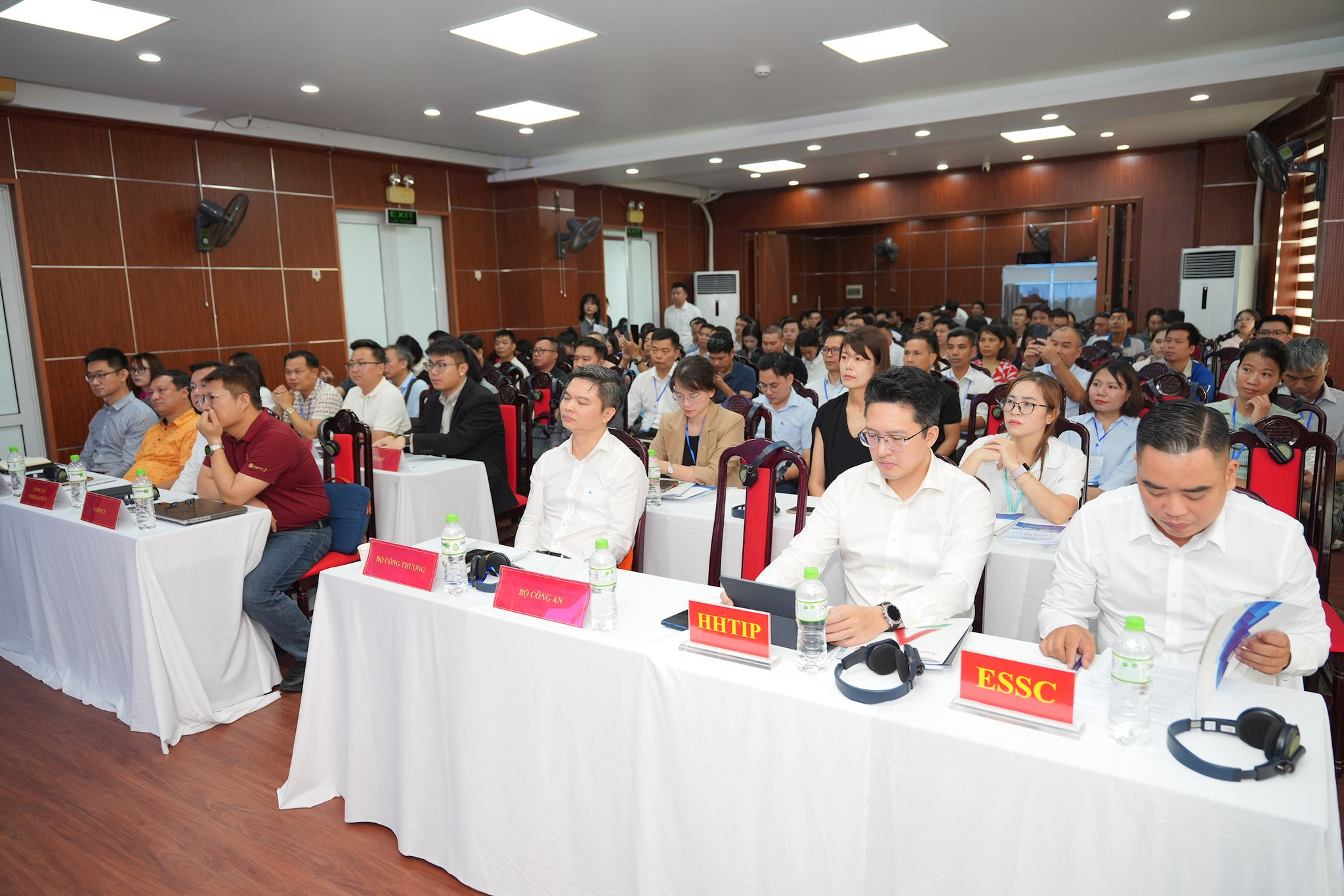 dien-dan-thu-hut-su-tham-gia-cua-gan-100-doanh-nghiep-san-xuat-trong-va-ngoai-nuoc.jpg