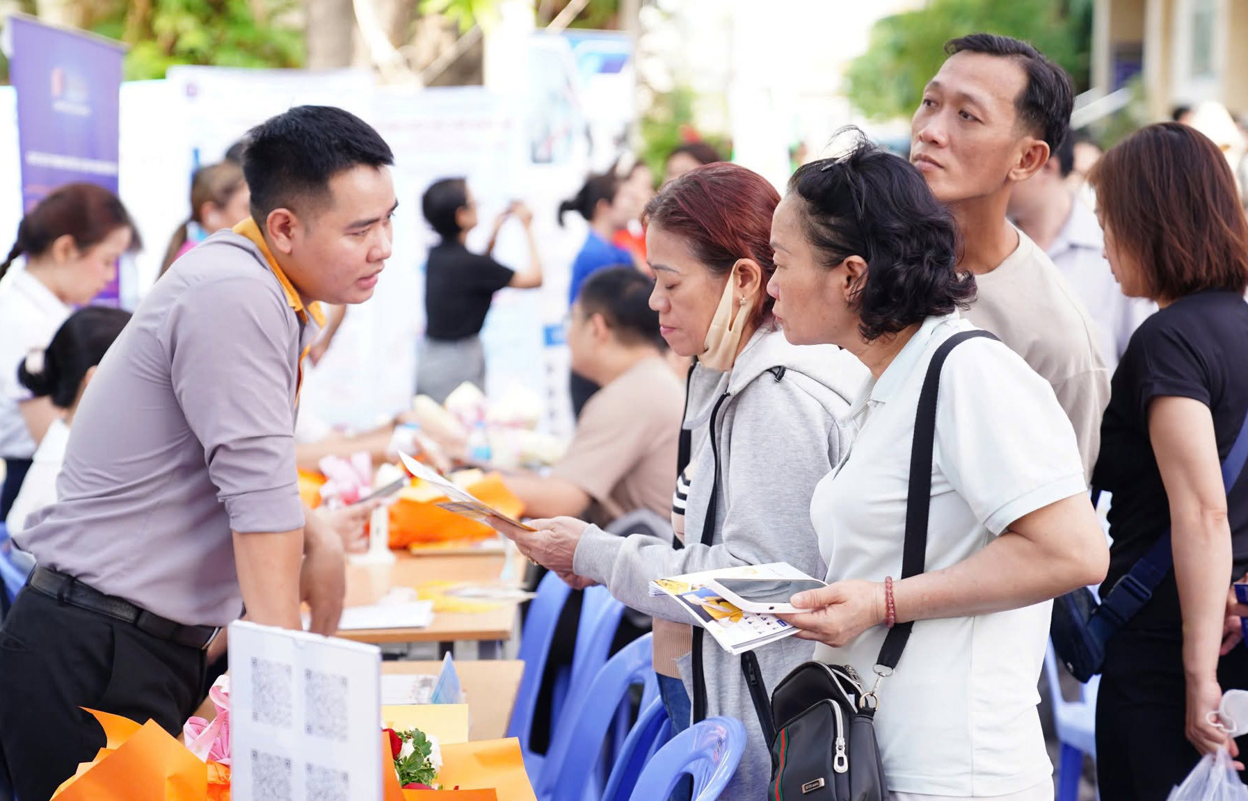 tu-van-viec-lam-cho-nguoi-lao-dong-tai-san-giao-dich-viec-lam-phuong-minh-phung-thanh-pho-ho-chi-minh-..jpg