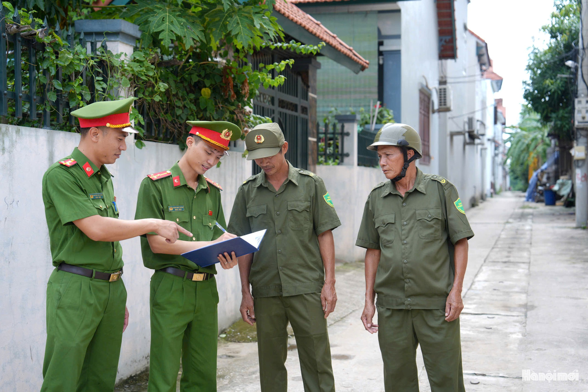 Công an xã Yên Lãng phối hợp cùng an ninh cơ sở kiểm tra, đảm bảo an ninh trật tự trên địa bàn. Ảnh Phạm Hùng
