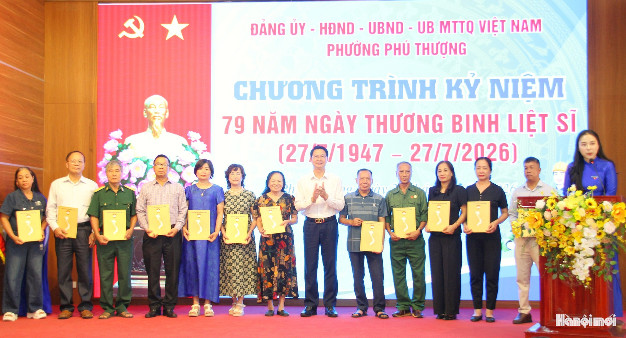 Phó Bí thư Thường trực Đảng ủy phường Phú Thượng Trần Quang Đạo trao quà tri ân đại diện các gia đình người có công với cách mạng trên địa bàn ph. Ảnh: Cao Kỳ