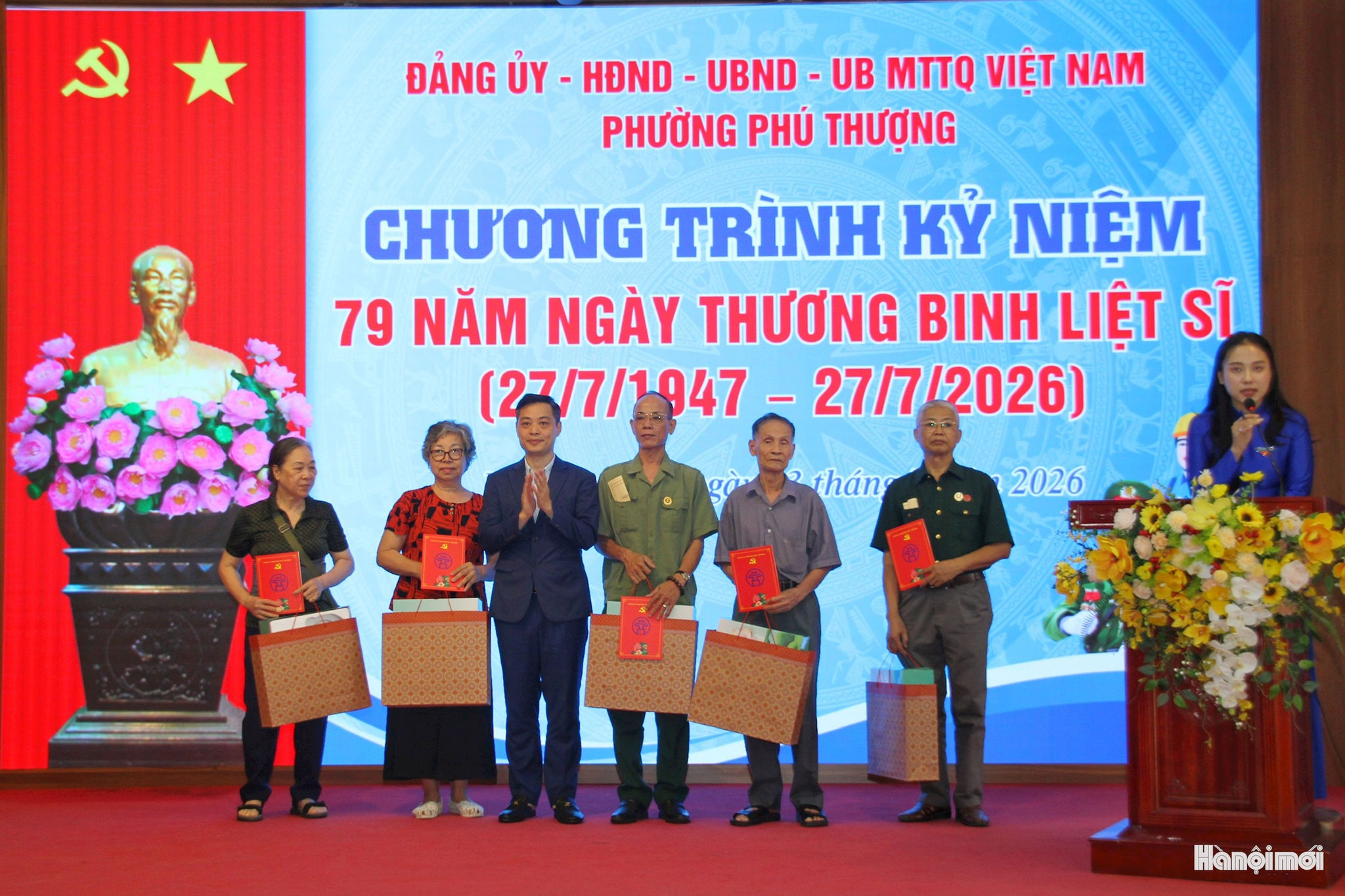 Bí thư Đảng ủy, Chủ tịch HĐND phường Phú Thượng Nguyễn Quốc Hà trao sổ tiết kiệm và quà t các thương binh, bệnh binh và thân nhân liệt sĩ. Ảnh: Cao Kỳ