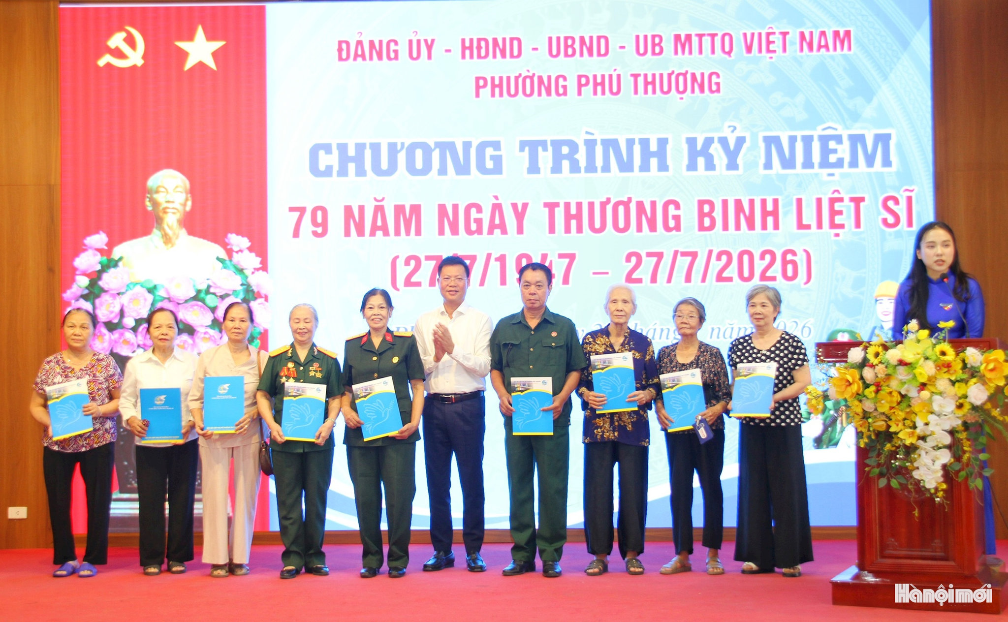 Phó Bí thư Đảng ủy, Chủ tịch UBND phường Phú Thượng Đỗ Đình Sơn trao quà tri ân đại diện các gia đình người có công với cách mạng trên địa bàn. Ảnh: Cao Kỳ