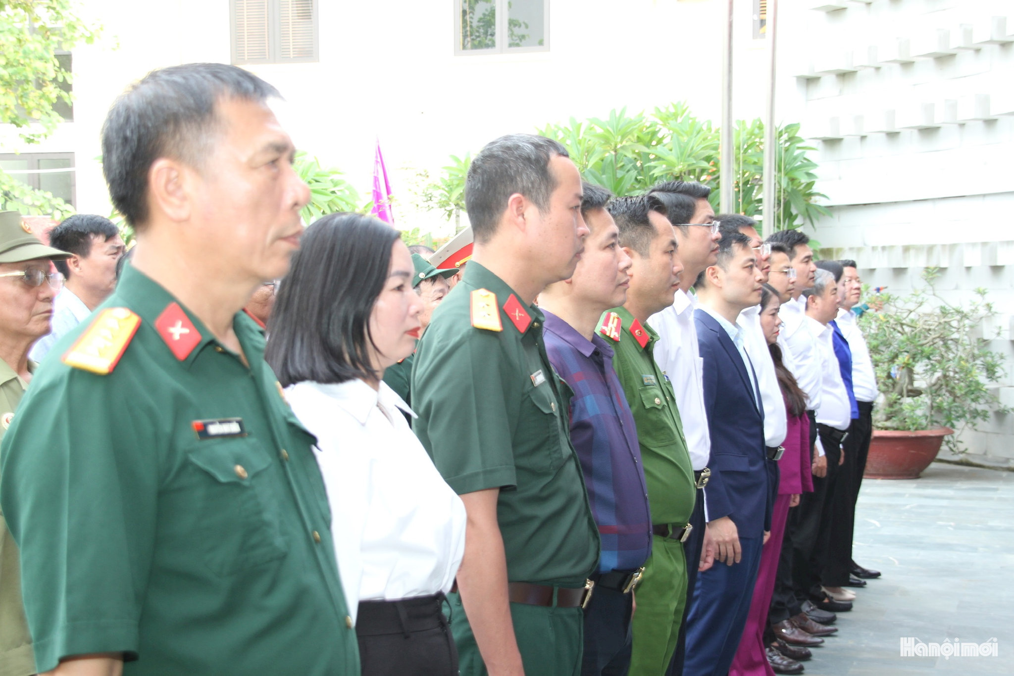 Lãnh đạo phường Phú Thượng thực hiện nghi lễ dâng hương, dâng hoa tri ân các Anh hùng liệt sĩ tại Nhà truyền thống cách mạng phường. Ảnh: Cao Kỳ
