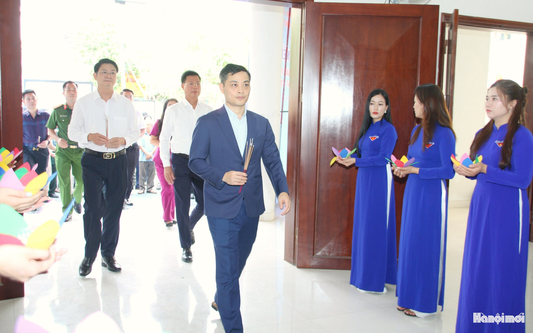 Bí thư Đảng ủy, Chủ tịch HĐND phường Phú Thượng Nguyễn Quốc Hà cùng các đồng chí lãnh đạo phường dâng hương tại Nhà truyền thống cách mạng phường Phú Thượng. Ảnh: Cao Kỳ