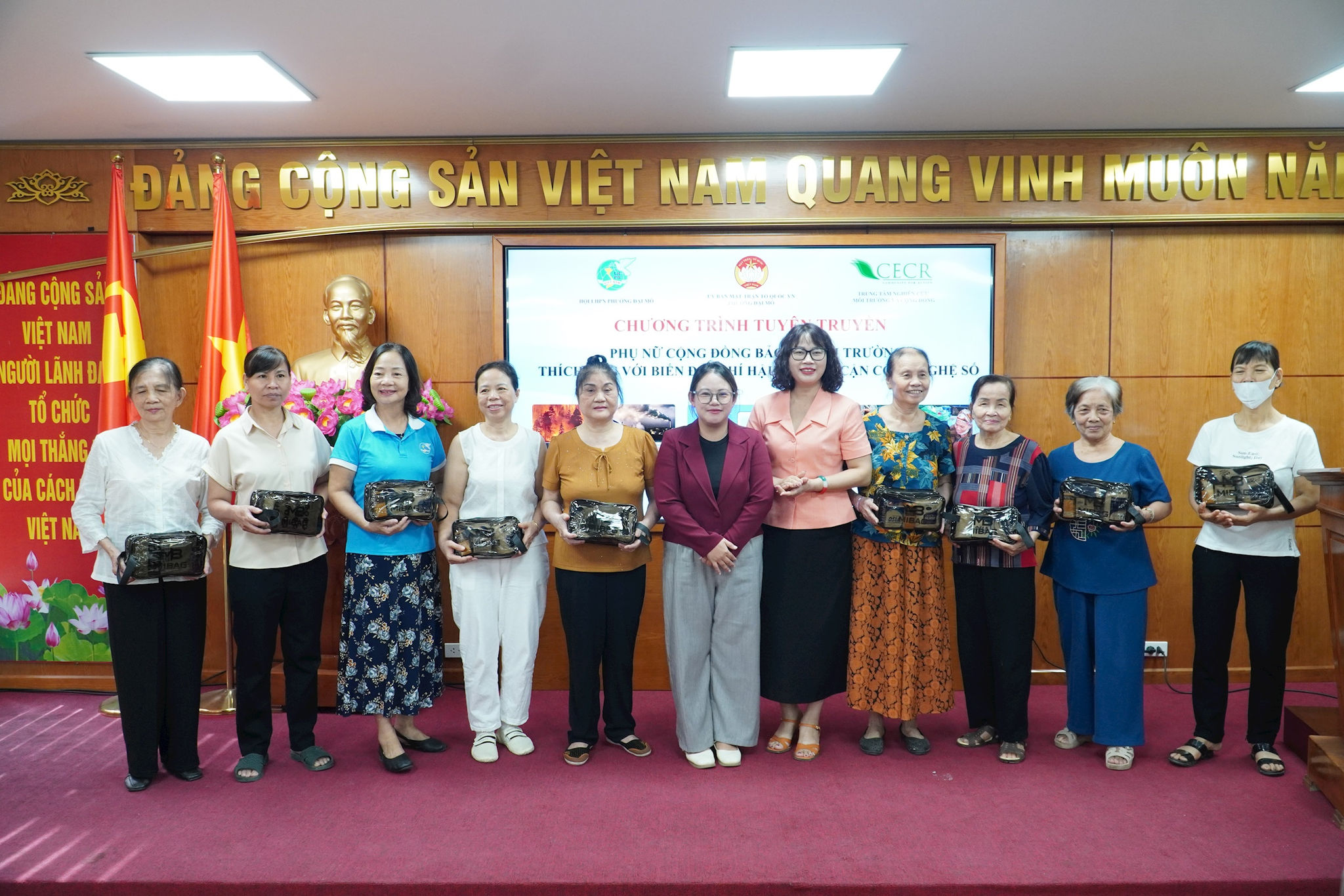 Lãnh đạo phường Đại Mỗ cùng Ban Tổ chức trao tặng những phần quà ý nghĩa tri ân và động viên các chị em làm công việc thu gom phế liệu trên địa bàn.