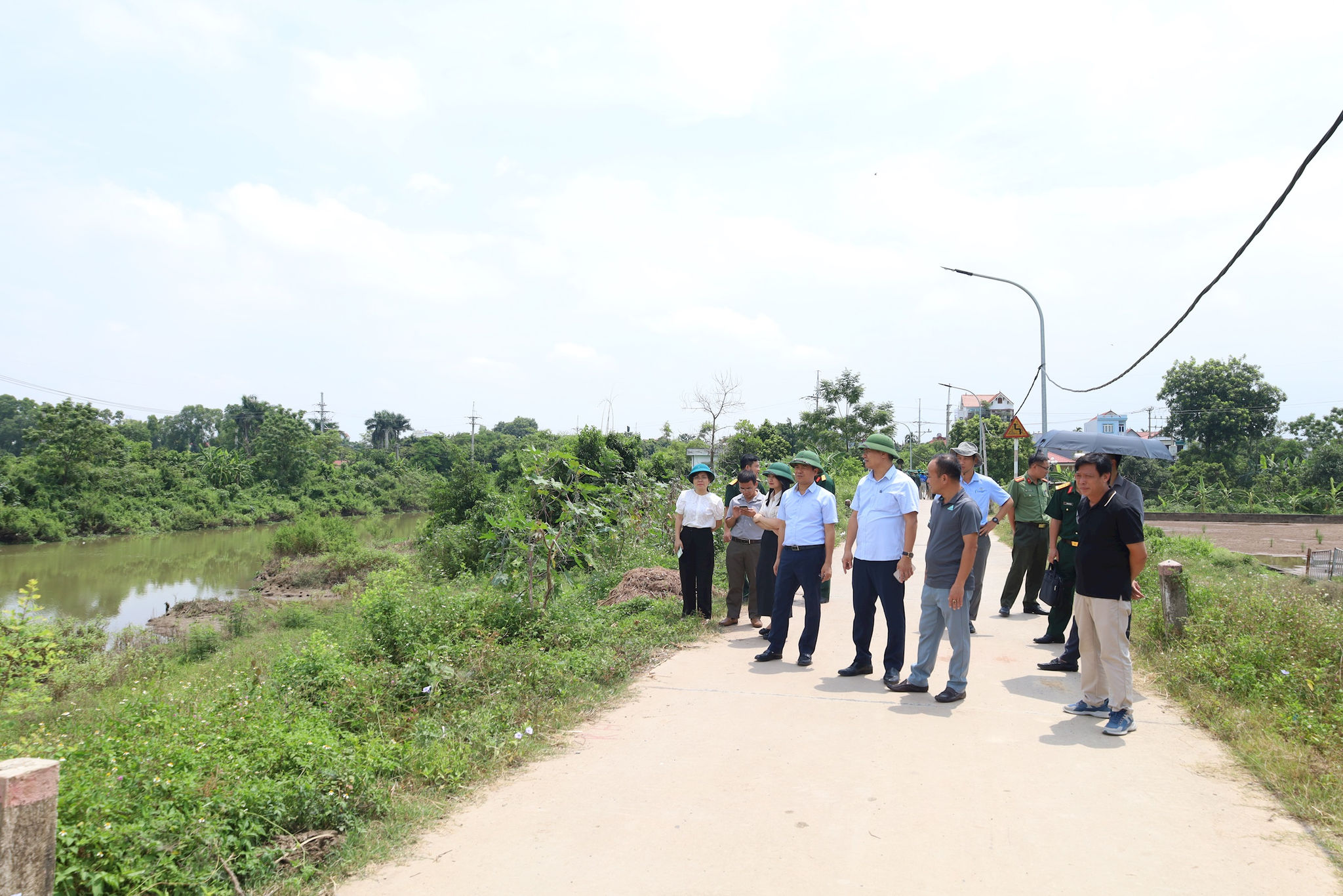 Đoàn công tác của thành phố Hà Nội kiểm tra công trình phòng chống lũ l ở xã Hương Sơn. Ảnh: Kim Nhuệ