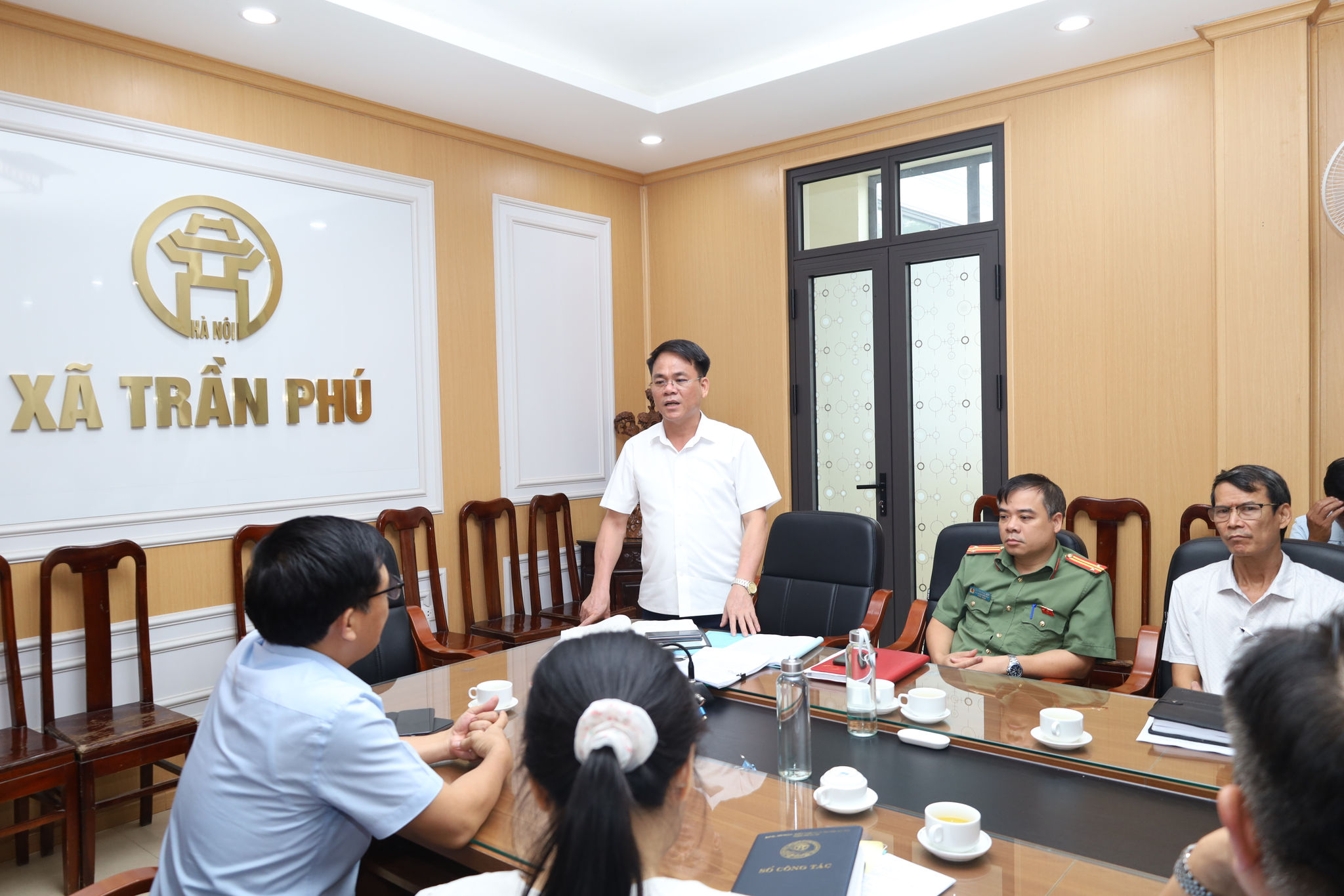 Phó Chủ tịch UBND xã Trần Phú Nguyễn Mạnh Hà tiếp thu ý kiến của đoàn công tác thành phố. Ảnh: Kim Nhuệ