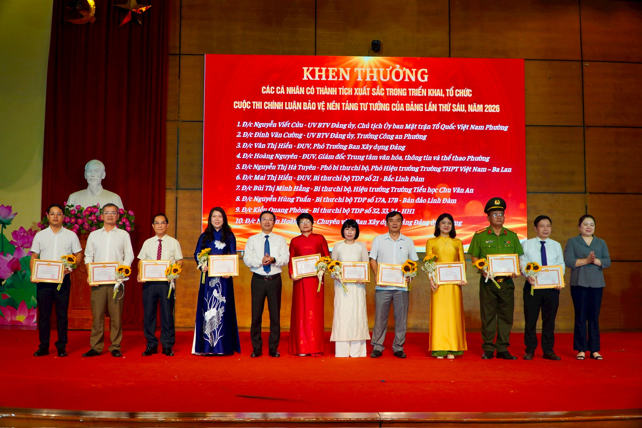 Lãnh đạo phường khen thưởng các cá nhân có thành tích trong cuộc thi chính luận. Ảnh: Tiến Đạt