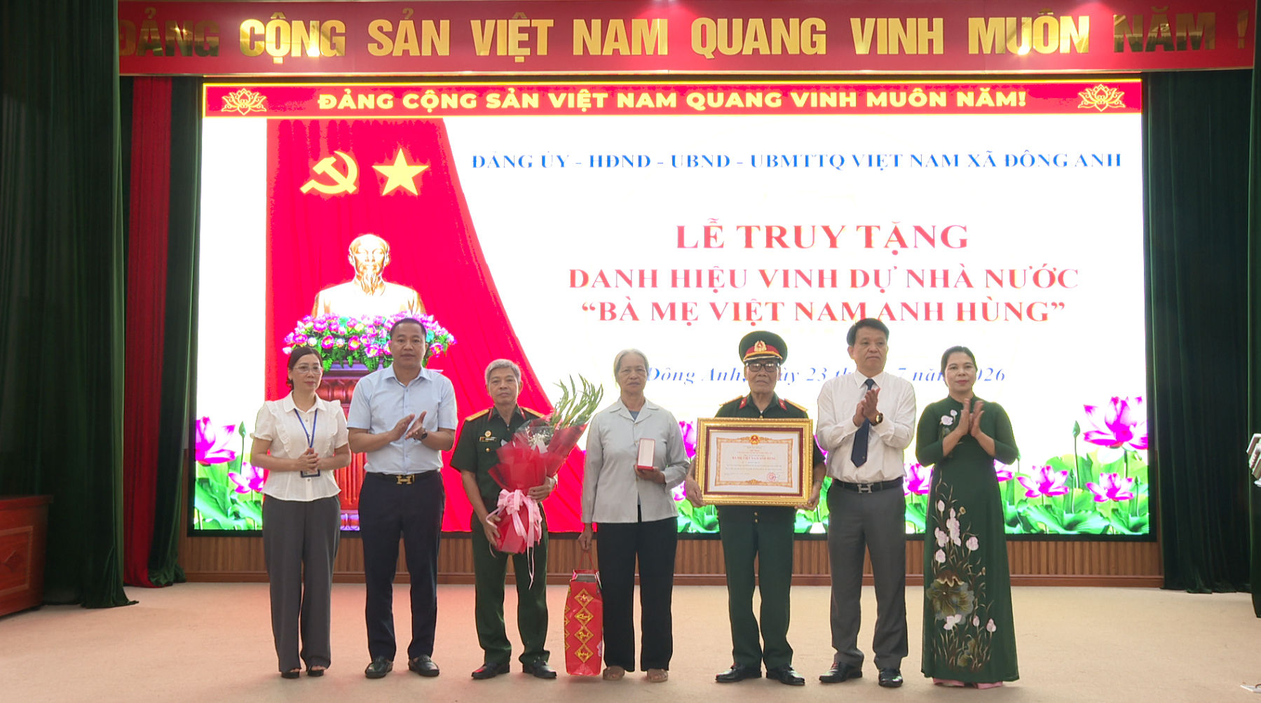 Xã Đông Anh trao danh hiệu vinh dự Nhà nước “Bà mẹ Việt Nam anh hùng” cho thân nhân mẹ Hoàng Thị Cơ. Ảnh: Mai Khôi.