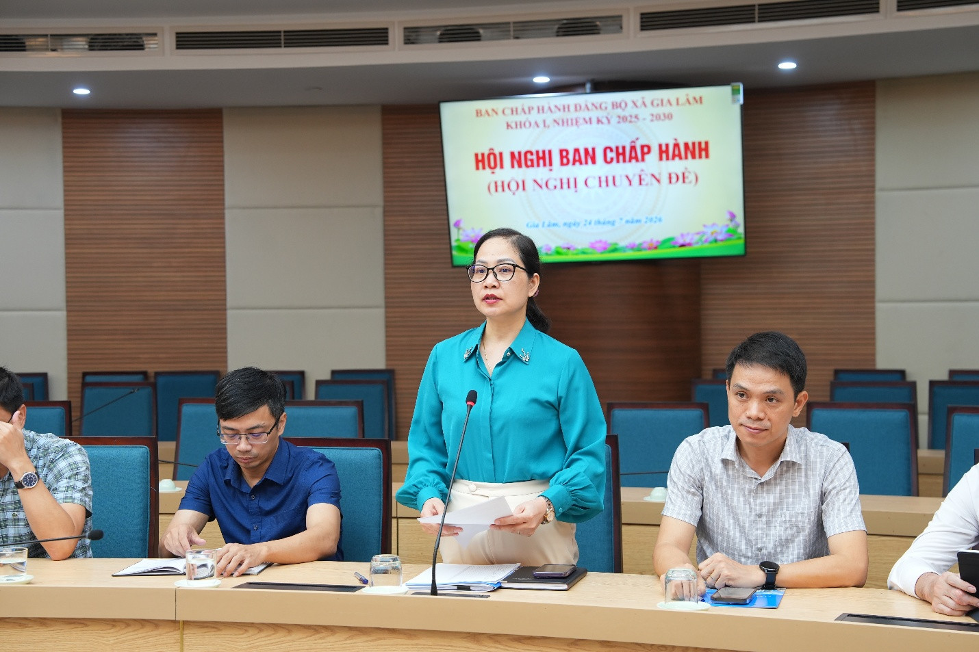 Lãnh đạo Phòng Văn hóa xã hội xã Gia Lâm trình bày Đề án sắp xếp, tổ chức lại cơ sở giáo dục mầm non, tiểu học, trung học cơ sở công lập trên địa bàn xã.