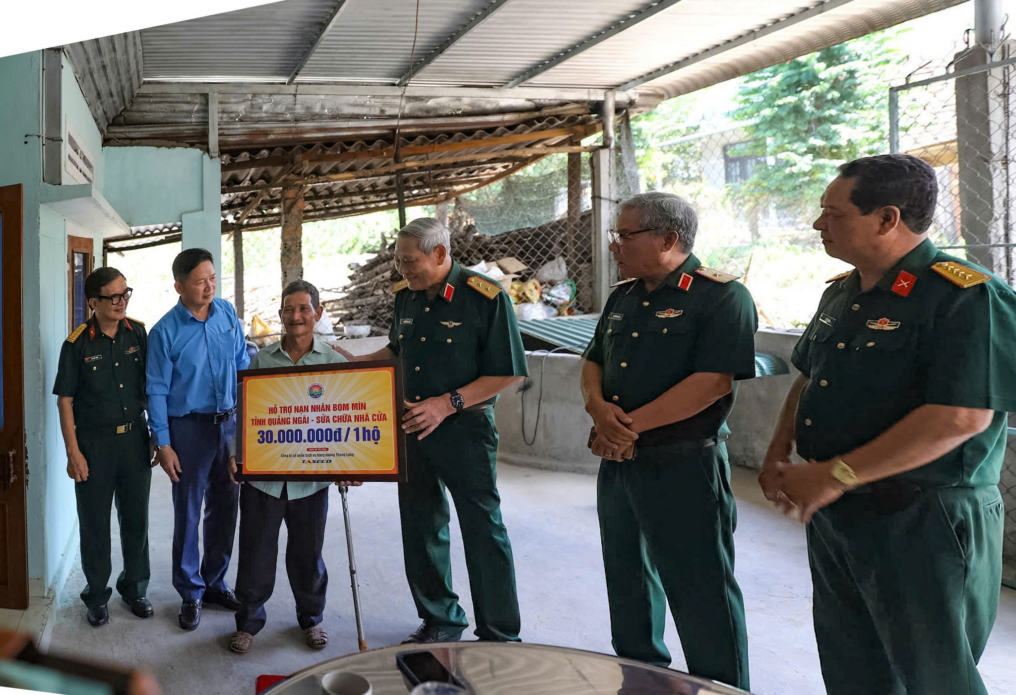 Đoàn công tác Hội Hỗ trợ khắc phục hậu quả bom mìn đến thăm nhà các nạn nhân. Ảnh: Quỳnh Dương.