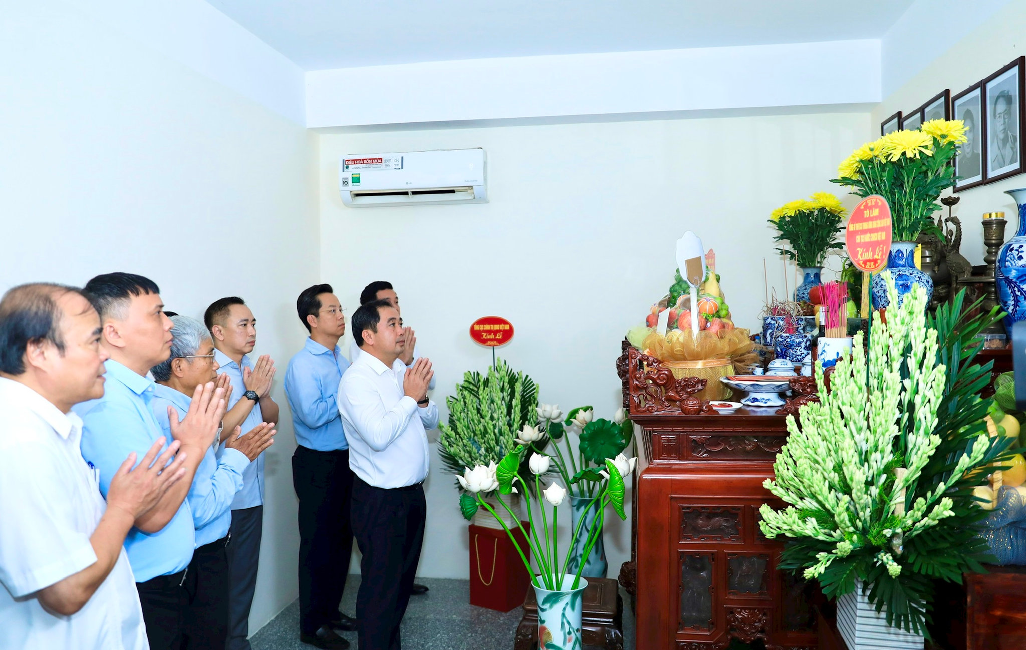 Bí thư Thành ủy Hà Nội Trần Đức Thắng và các đồng chí lãnh đạo thành phố Hà Nội dâng hương tưởng nhớ đồng chí Lê Quang Đạo. Ảnh Quang Thái