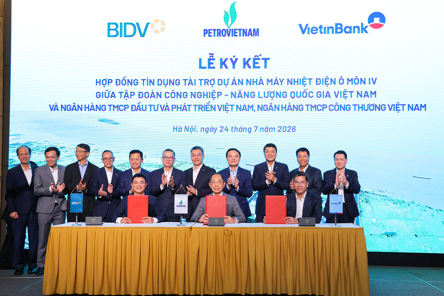 petrovietnam-cung-bidv-vietinbank-ky-ket-hop-dong-tin-dung-thu-xep-von-cho-nmnd-o-mon-iv.jpg