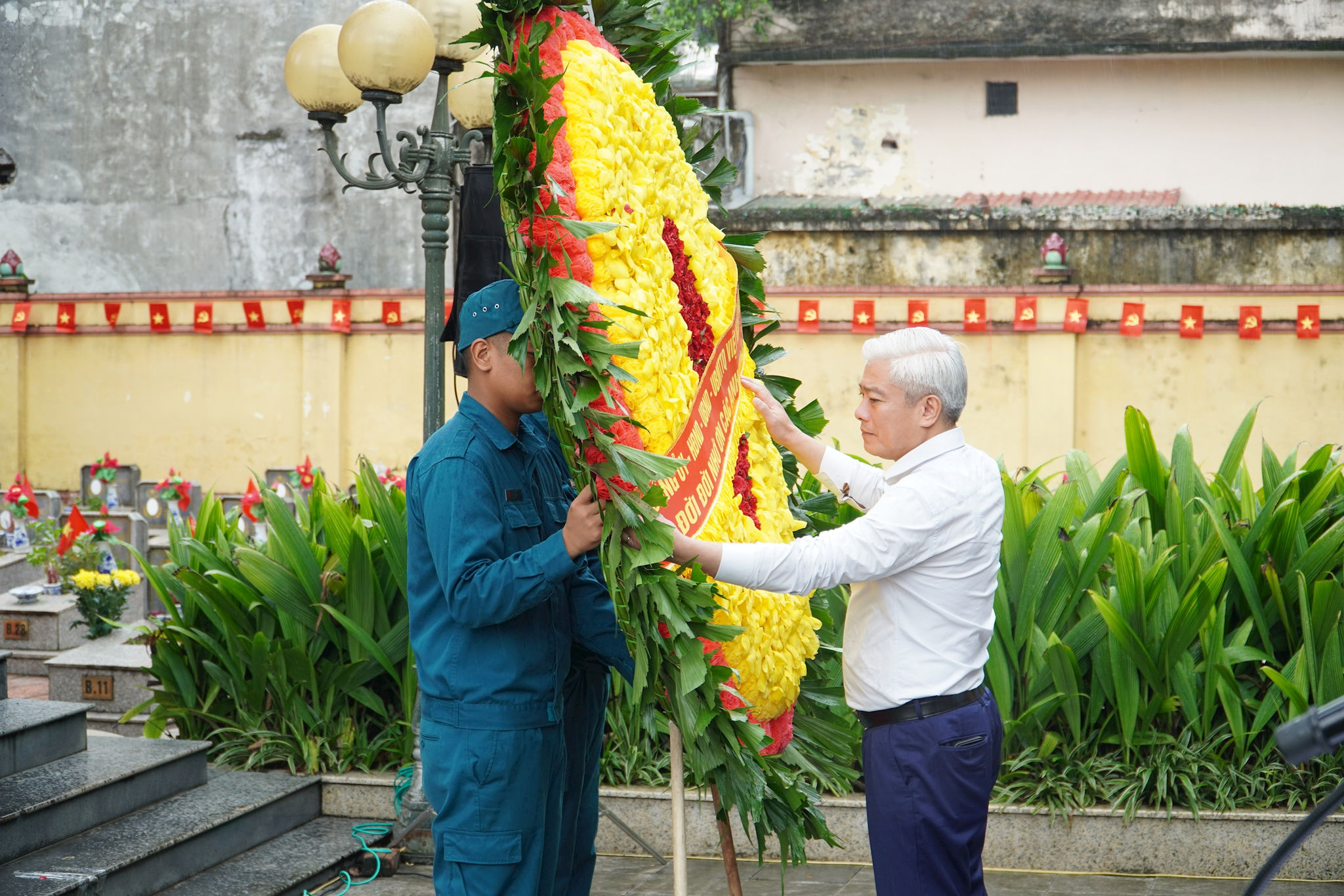 Lãnh đạo phường Đại Mỗ dâng hoa tại Nghĩa trang Liệt sỹ Tây Đại Mỗ. Ảnh: PV
