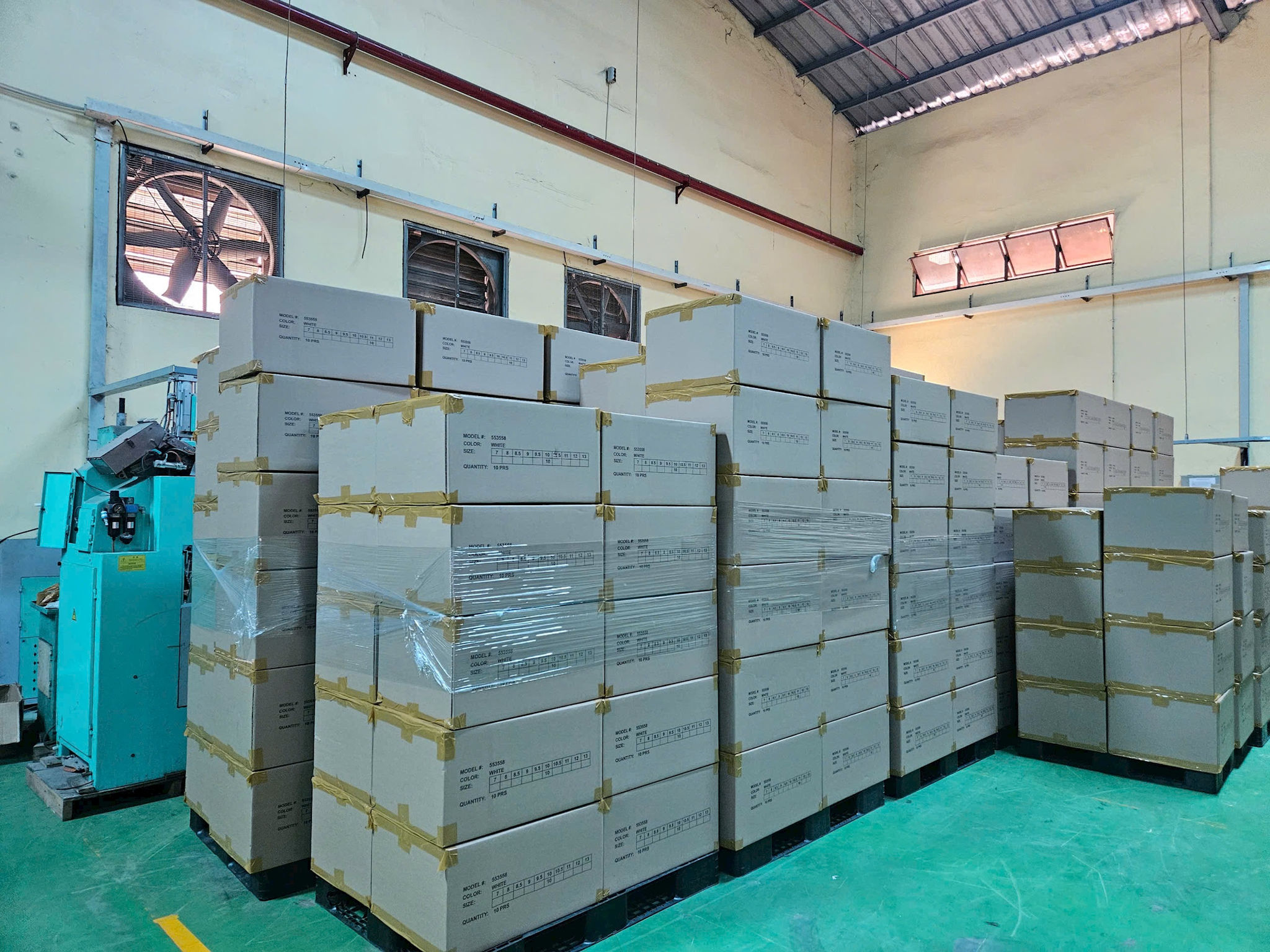 Số lượng lớn hàng hóa vi phạm bị tạm giữ. Ảnh: Lưu Quyên