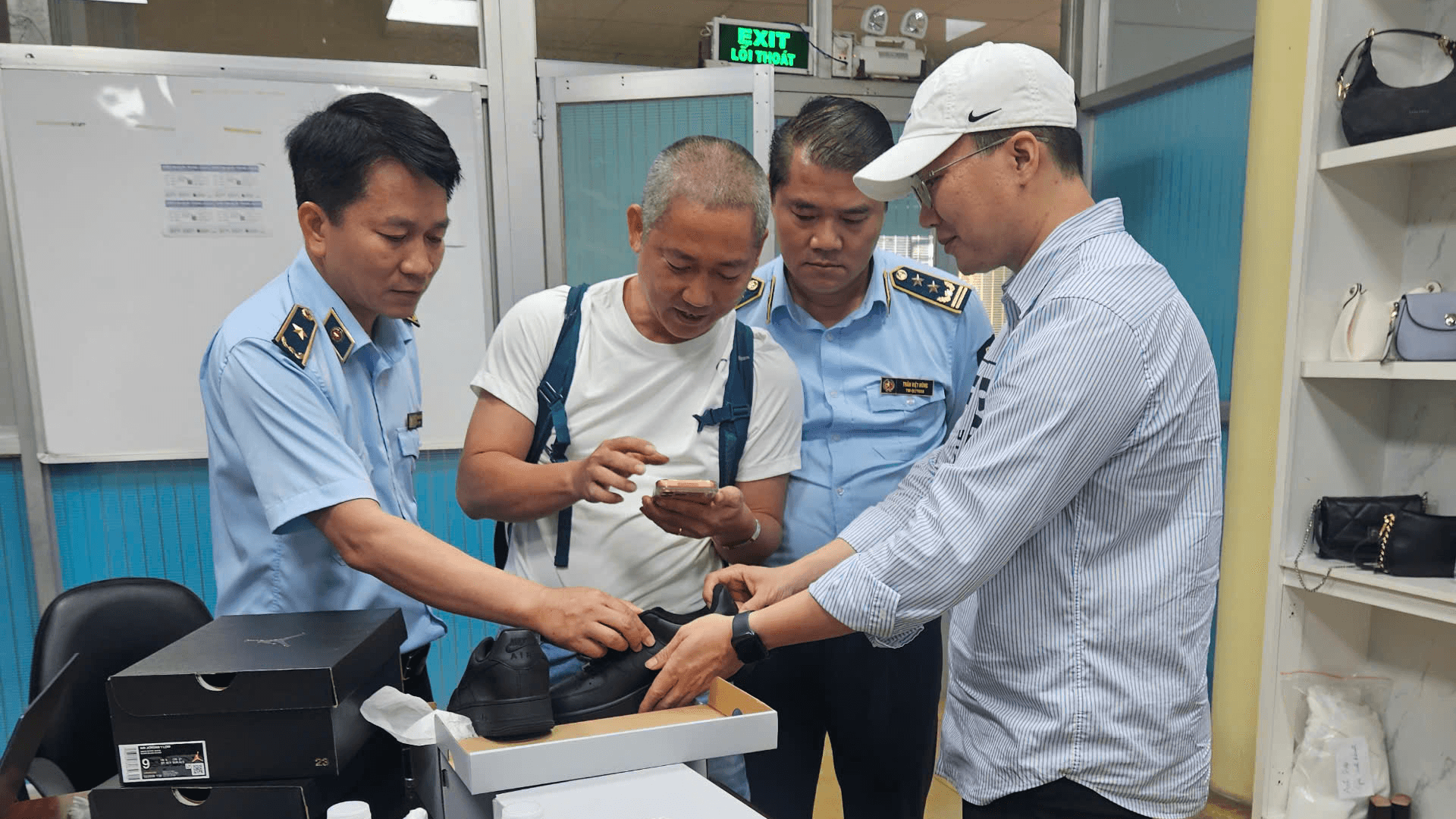 Lãnh đạo Cục Quản lý và Phát triển thị trường trong nước (Bộ Công Thương) trực tiếp có mặt và chỉ đạo tại hiện trường kiểm tra vụ việc. Ảnh: Lưu Quyên
