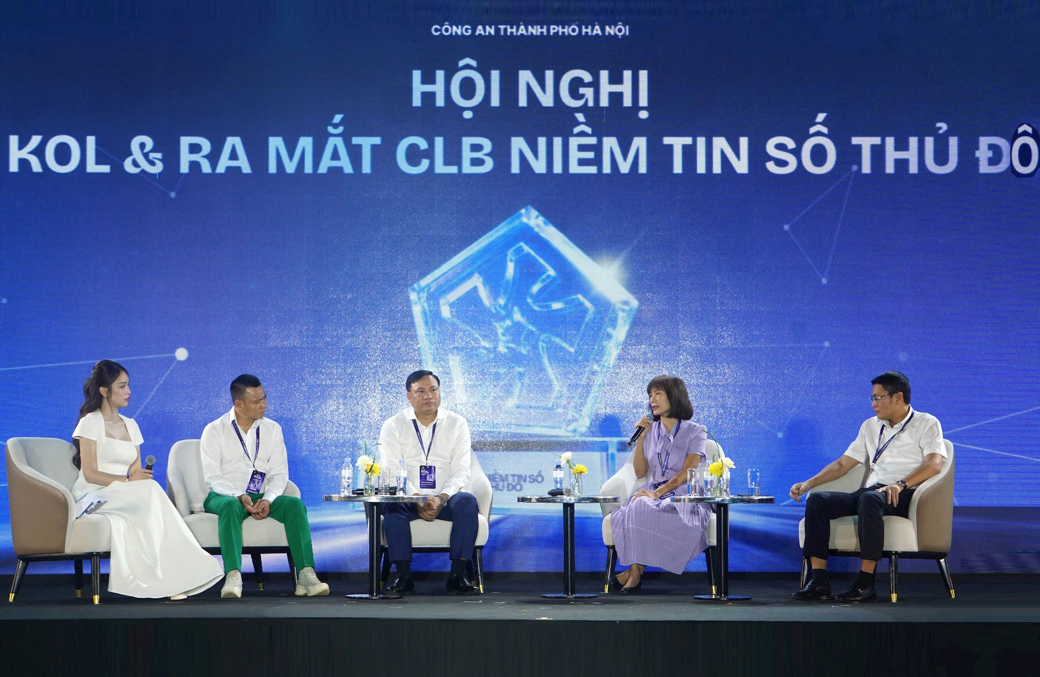 cac-dai-bieu-trao-doi-tai-hoi-nghi-tron-niem-tin-so-kien-tao-tuong-lai-.-anh-tien-kim.jpg