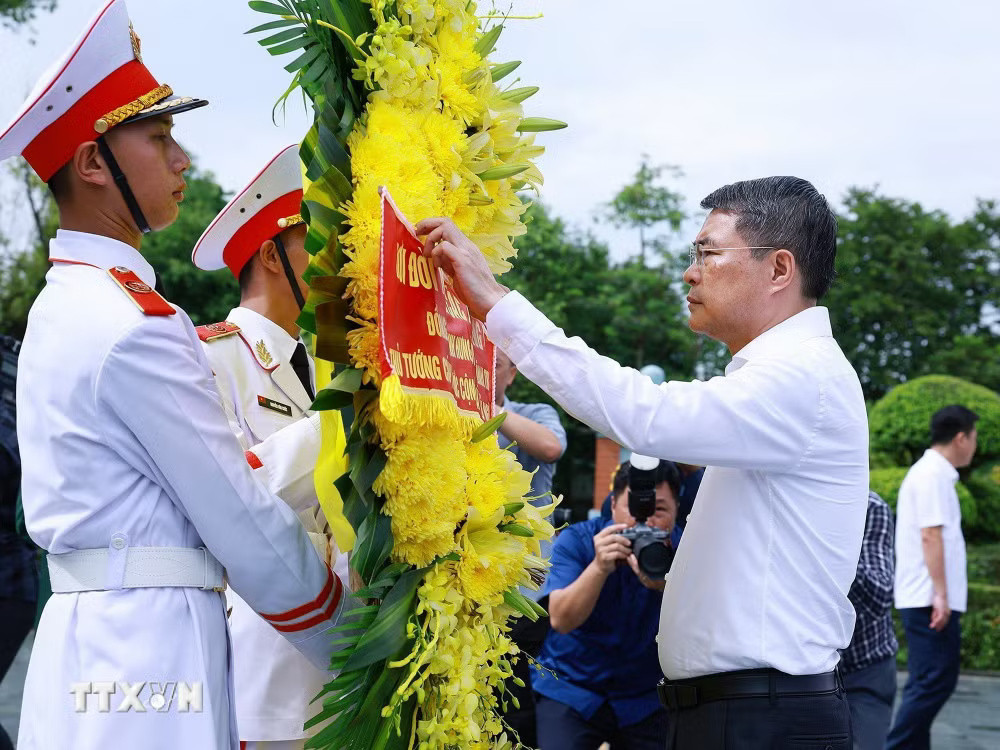 a9c5245eba8fe5039c71afcf992a6c6265cd94a89bf62a4eb5-_ttxvn-2507-thu-tuong-dang-huong-anh-hung-liet-sy-dien-bien-13.jpg