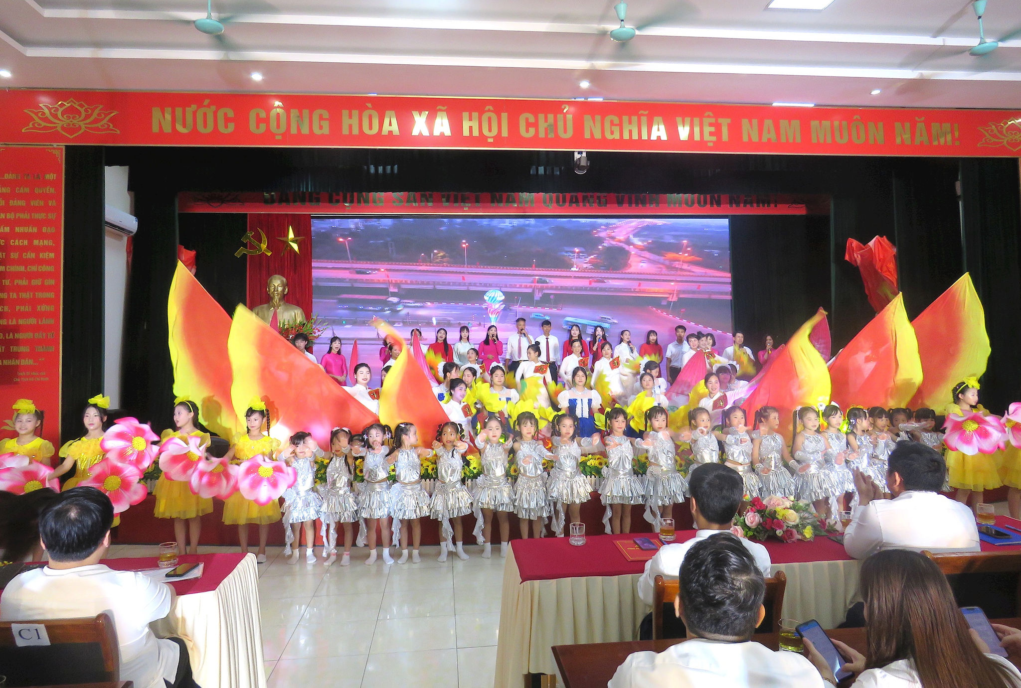 Nhiều tiết mục văn nghệ độc đáo do thầy và trò các nhà trường trên địa bàn xã biểu diễn. Ảnh: PV