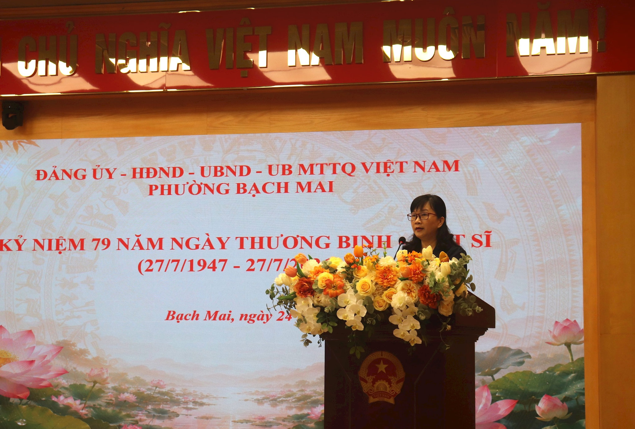 Phó Chủ tịch UBND phường Bạch Mai Nguyễn Thị Ngọc Anh trình bày diễn vă