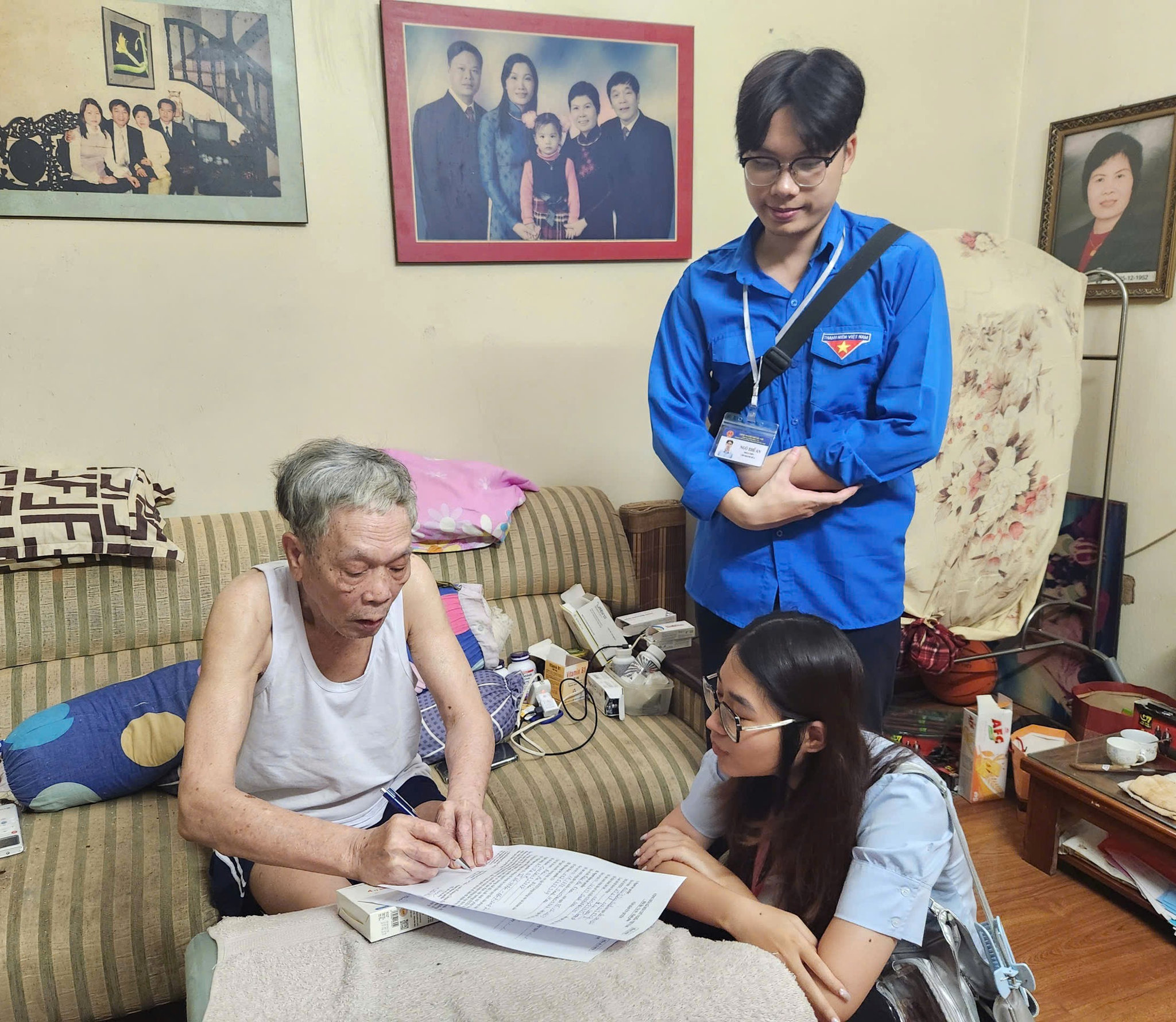 hanh-chinh-cong-24-7-1-doi-ho-tro-tai-diem-ho-tro-dich-vu-cong-bach-mai-.jpg