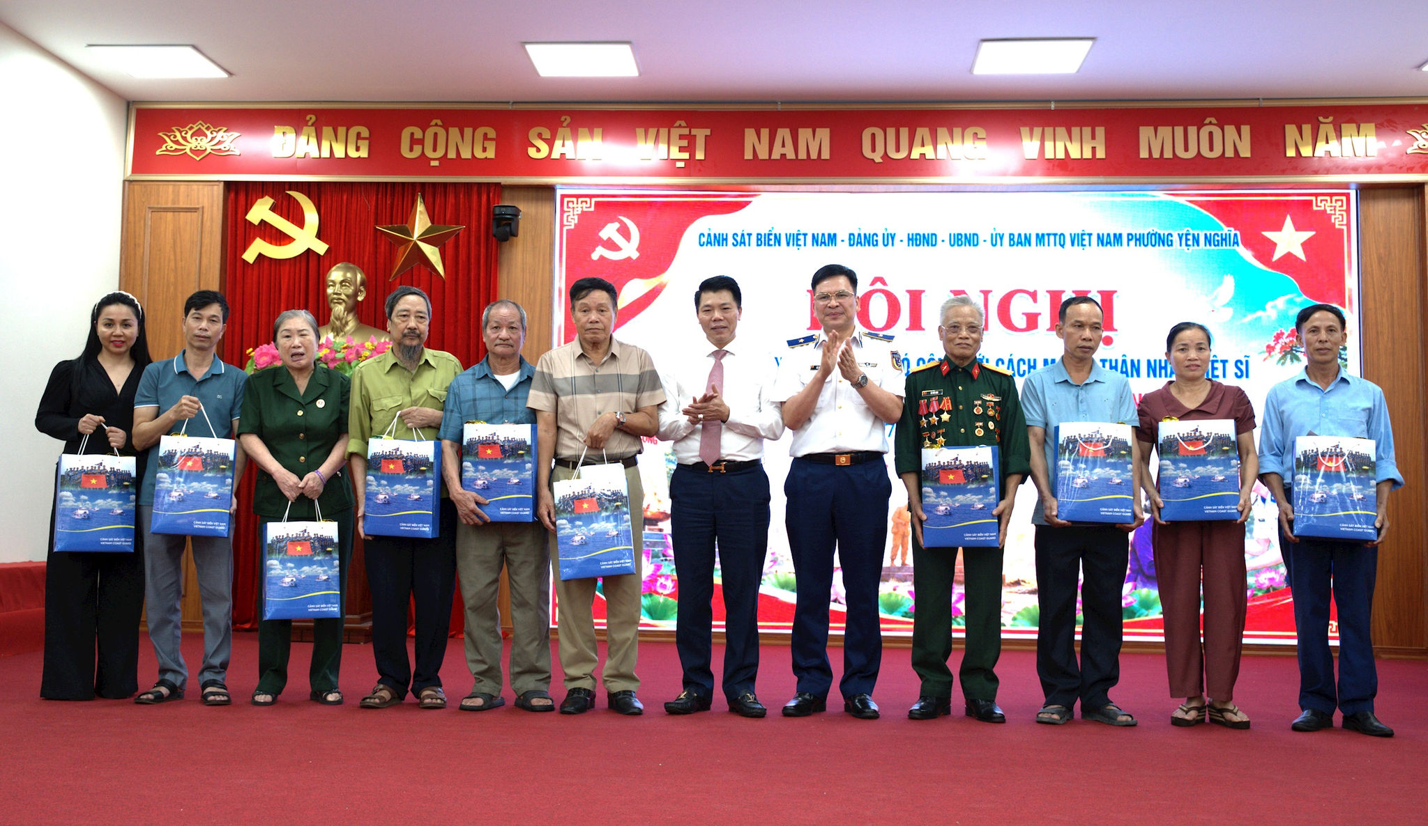 trao-qua-yen-nghia.jpg
