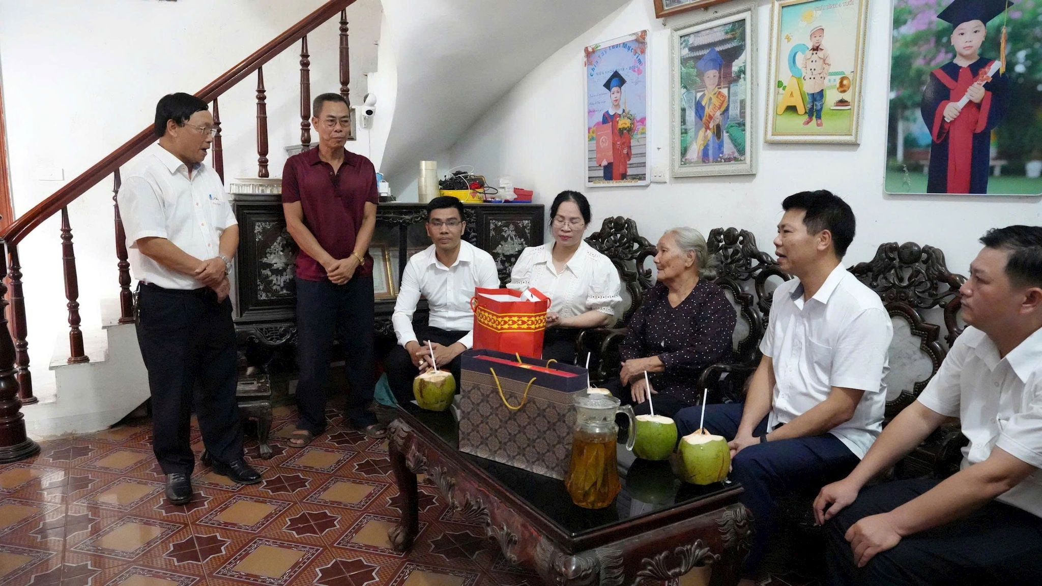 Hoạt động tri ân của các tổ chức thành viên MTTQ phường Yên Nghĩa góp phần chăm lo đời sống người có công với cách mạng. Ảnh: VT