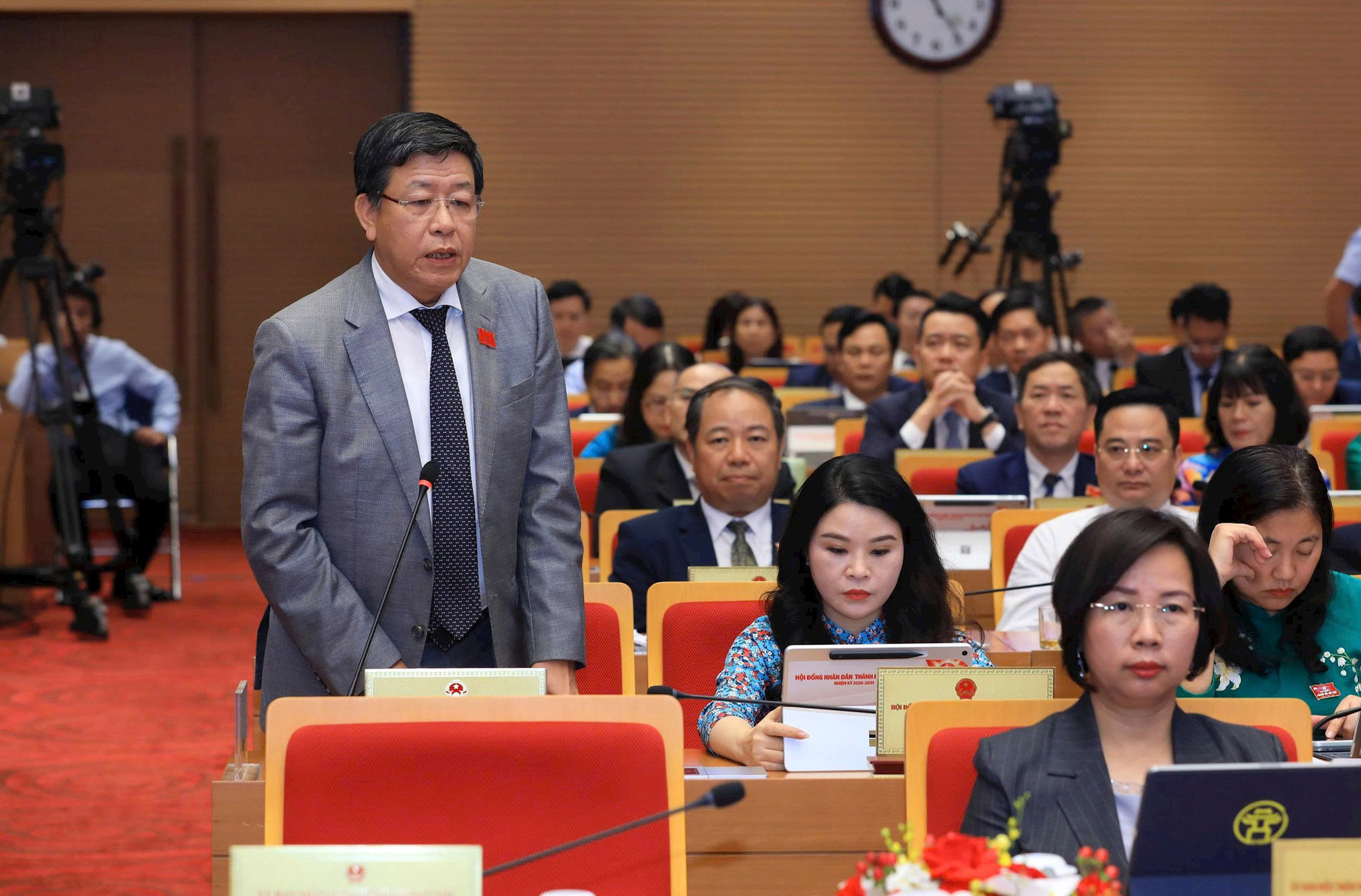Ủy viên Ban Thường vụ Thành ủy, Phó Chủ tịch UBND thành phố Dương Đức Tuấn trả lời chất vấn. Ảnh: Thành Thái