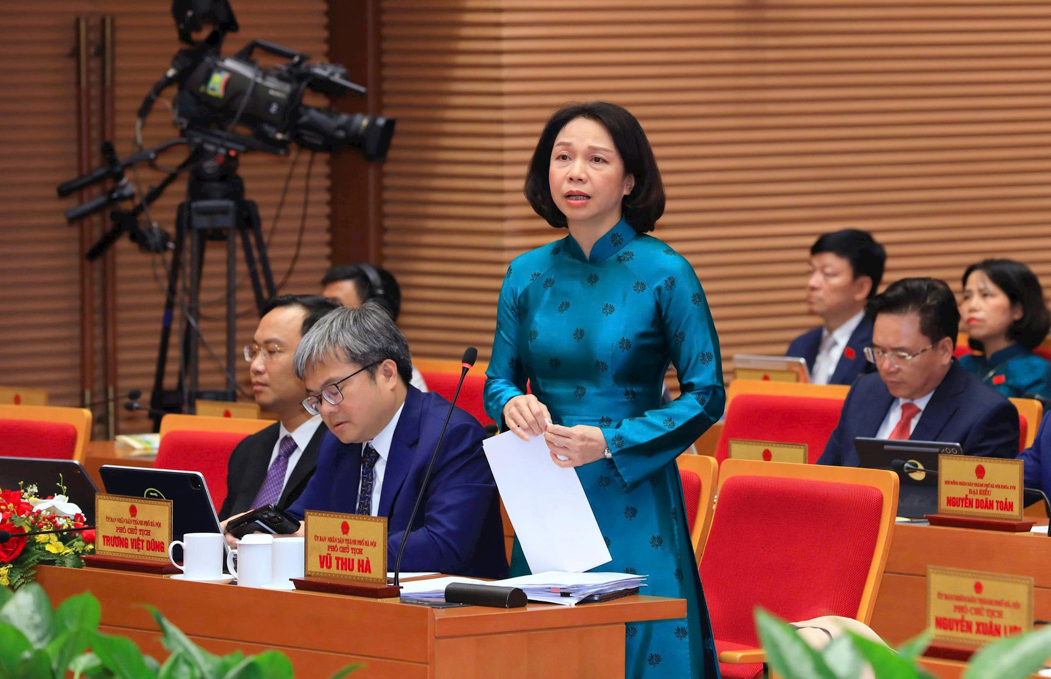 Phó Chủ tịch UBND thành phố Vũ Thu Hà trả lời chất vấn liên quan đến nhóm vấn đề quản lý an toàn thực phẩm. Ảnh: Thành Thái