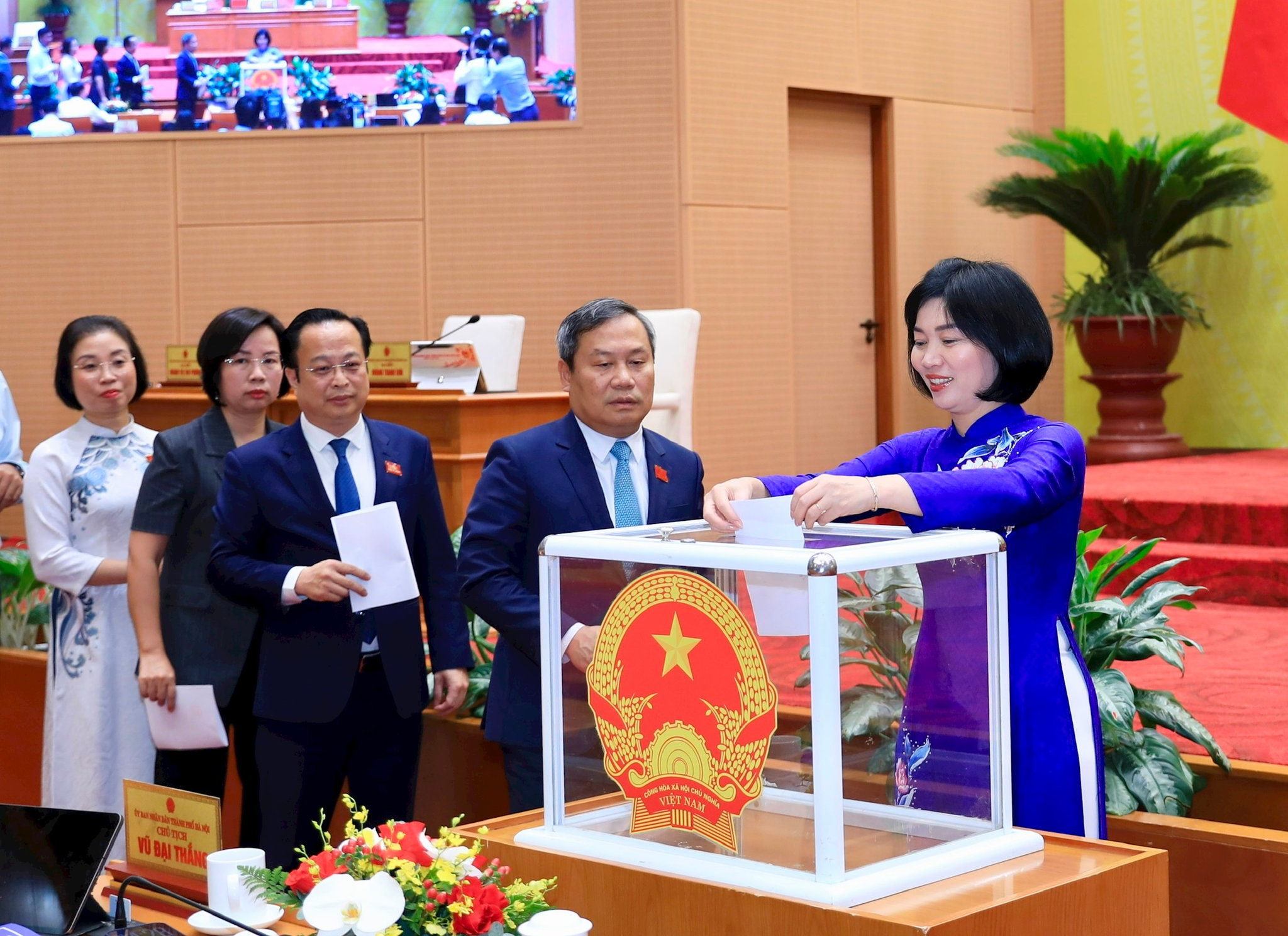 Đại biểu HĐND thành phố bỏ phiếu thông qua nội dung nghị quyết tại kỳ họp thứ năm. Ảnh: Thành Thái