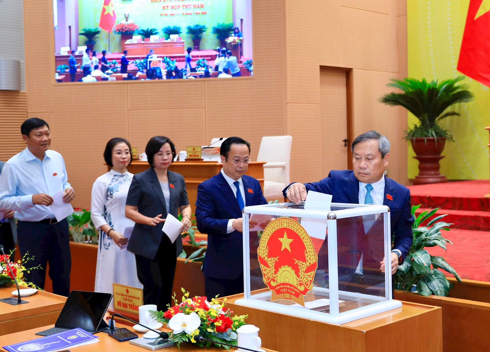Đại biểu HĐND thành phố bỏ phiếu thông qua nội dung nghị quyết tại kỳ họp thứ năm. Ảnh: Thành Thái