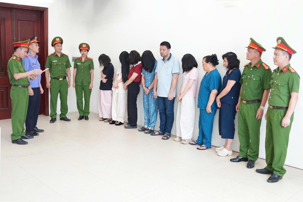 Cơ quan điều tra đọc lệnh khởi tố 10 bị can về tội 