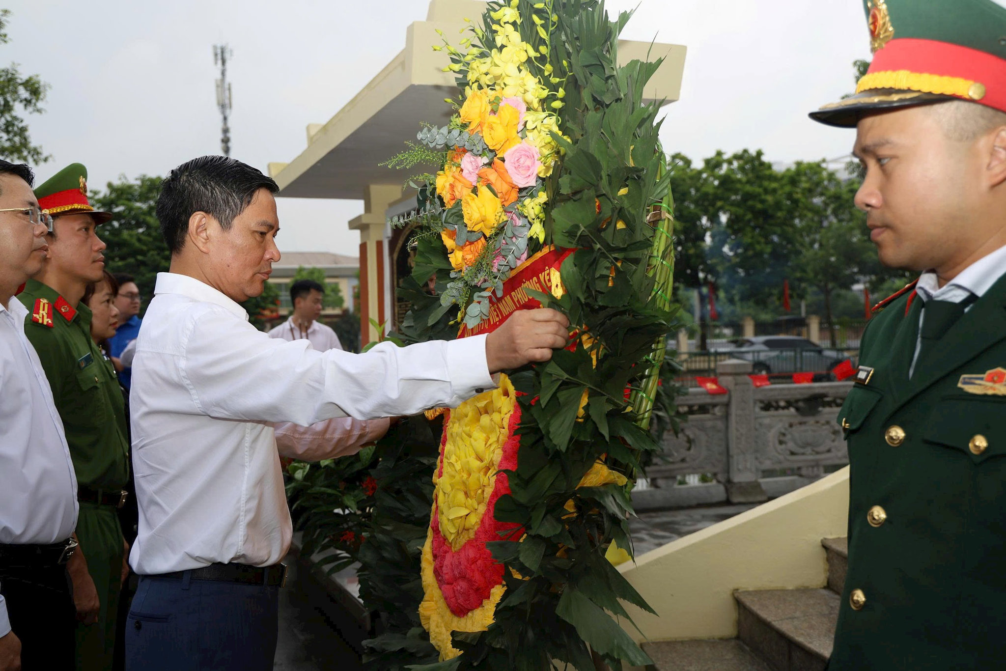 Đồng chí Giang Chí Trung, Phó Bí thư Thường trực Đảng ủy phường Yên Sở dâng hoa tại Đài tưởng niệm các anh hùng liệt sĩ phường Yên Sở.