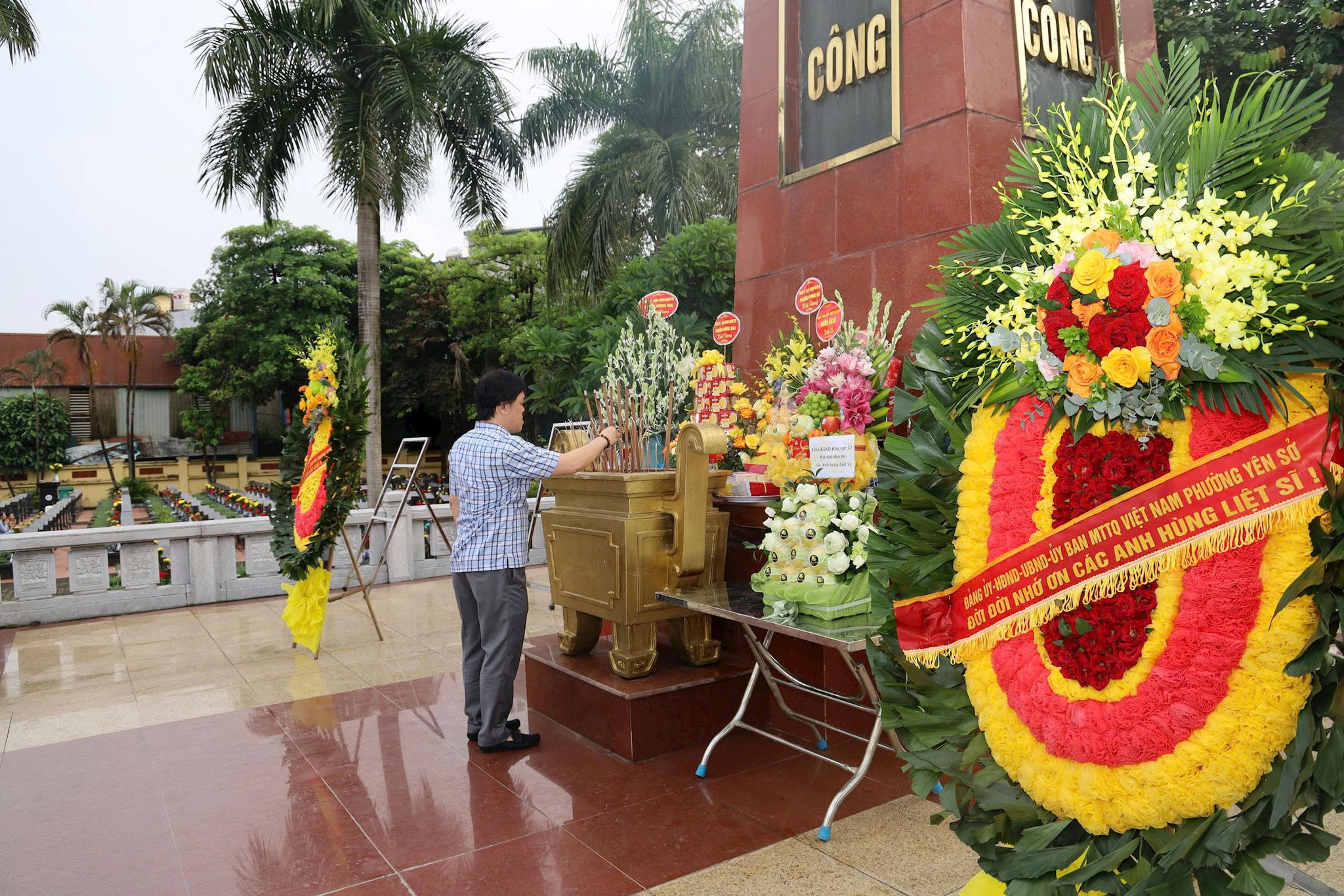 Đồng chí Vũ Tuần Đạt, Chủ tịch UBND phường Yên Sở dâng hương tại Nghĩa trang liệt sĩ Ngọc Hồi. Ảnh: Thái Phương
