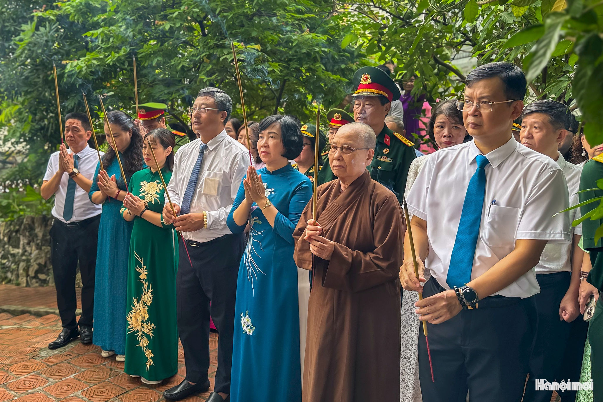 Đoàn đại biểu Đảng ủy, HĐND, UBND, Ủy ban MTTQ Việt Nam phường Ngọc Hà cùng đông đảo đoàn viên, thanh niên và nhân dân trên địa bàn dâng hương Đài tưởng niệm liệt sĩ tại Chùa Vĩnh Khánh (ngõ 267 Hoàng Hoa Thám). Ảnh: Duy Khánh