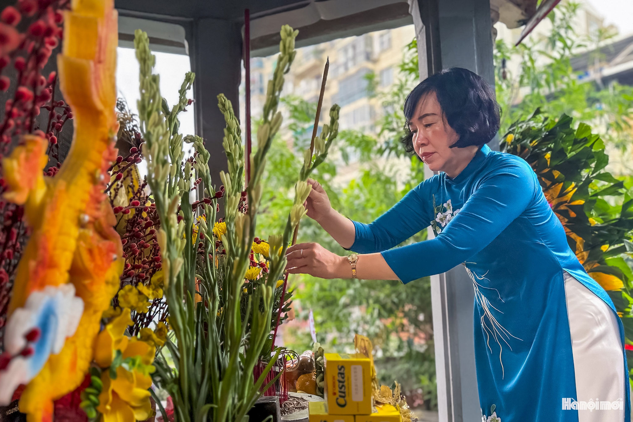 Lãnh đạo phường Ngọc Hà cùng nhân dân địa phương thắp những nén hương tri ân tới những anh hùng liệt sĩ. Ảnh: Duy Khánh