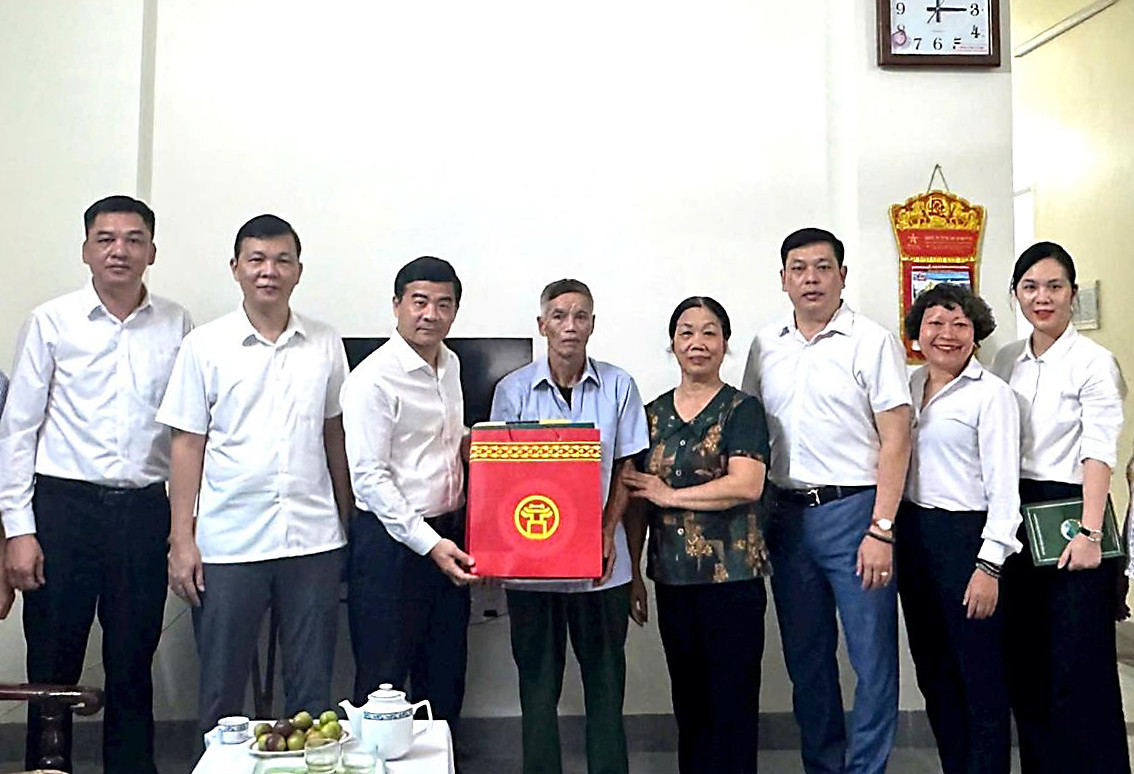 doan-cong-tac-so-noi-vu-ha-noi-tham-tang-qua-gia-dinh-chinh-sach-tai-xa-doai-phuong.-anh-mai-hoa.jpg