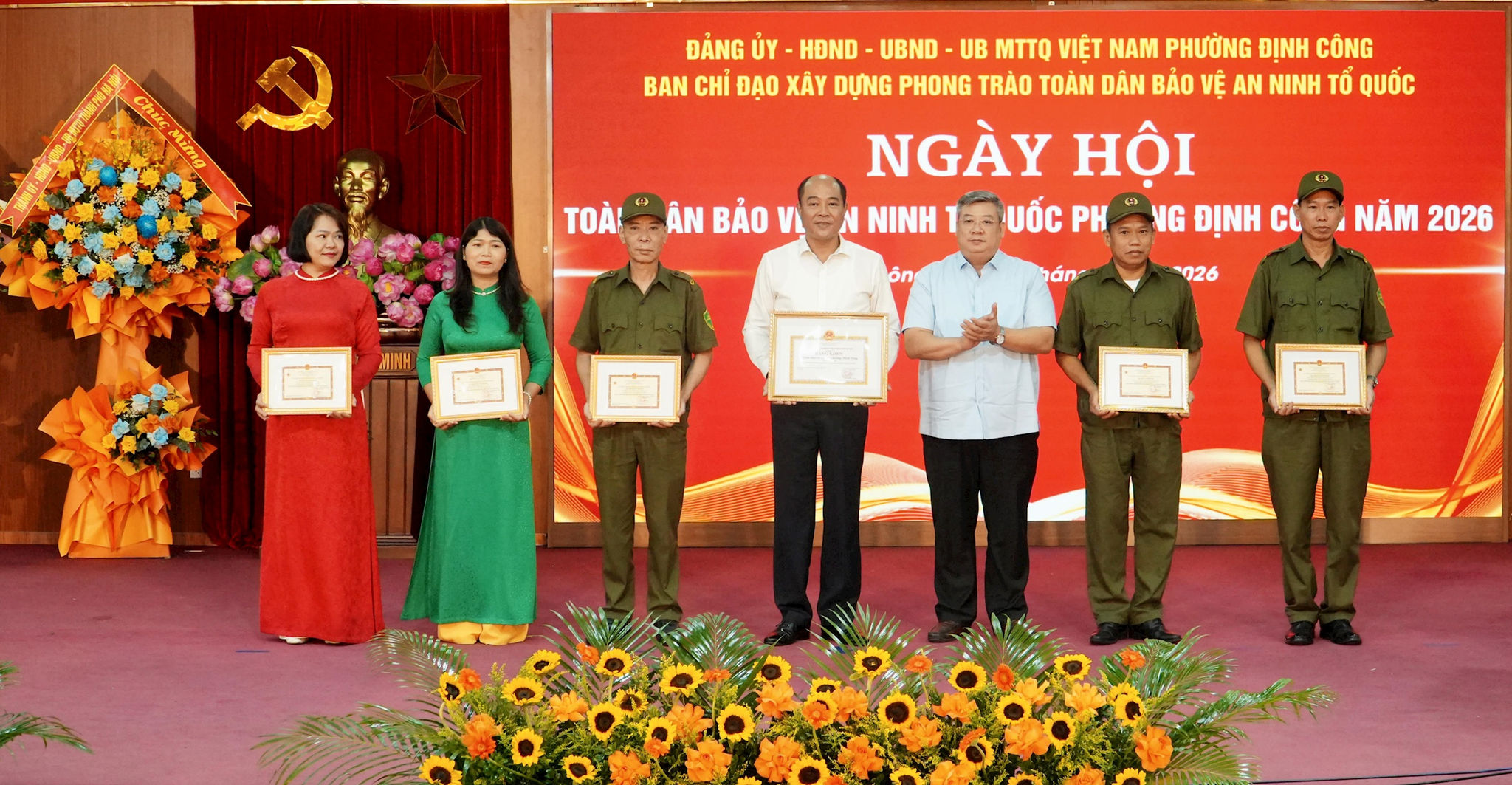 Phường Định Công được nhận Bằng khen của UBND thành phố Hà Nội và 5 cá nhân được trao Kỷ niệm chương “Vì sự nghiệp bảo vệ an ninh Tổ quốc”. Ảnh: Huy Hoàng