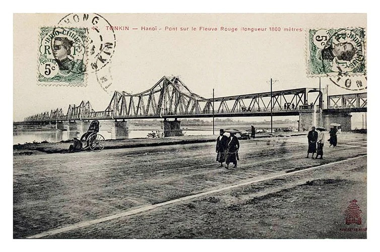 Chân cầu Long Biên một thế kỷ trước. Ảnh tư liệu.