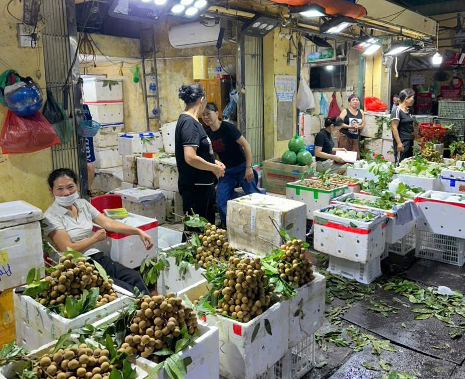 Sau phiên chất vấn, phường Hồng Hà đã có hàng loạt chỉ đạo nhằm siết chặt quản lý, tăng cường kiểm tra ATTP tại chợ Long Biên. Ảnh: Hồng Thái