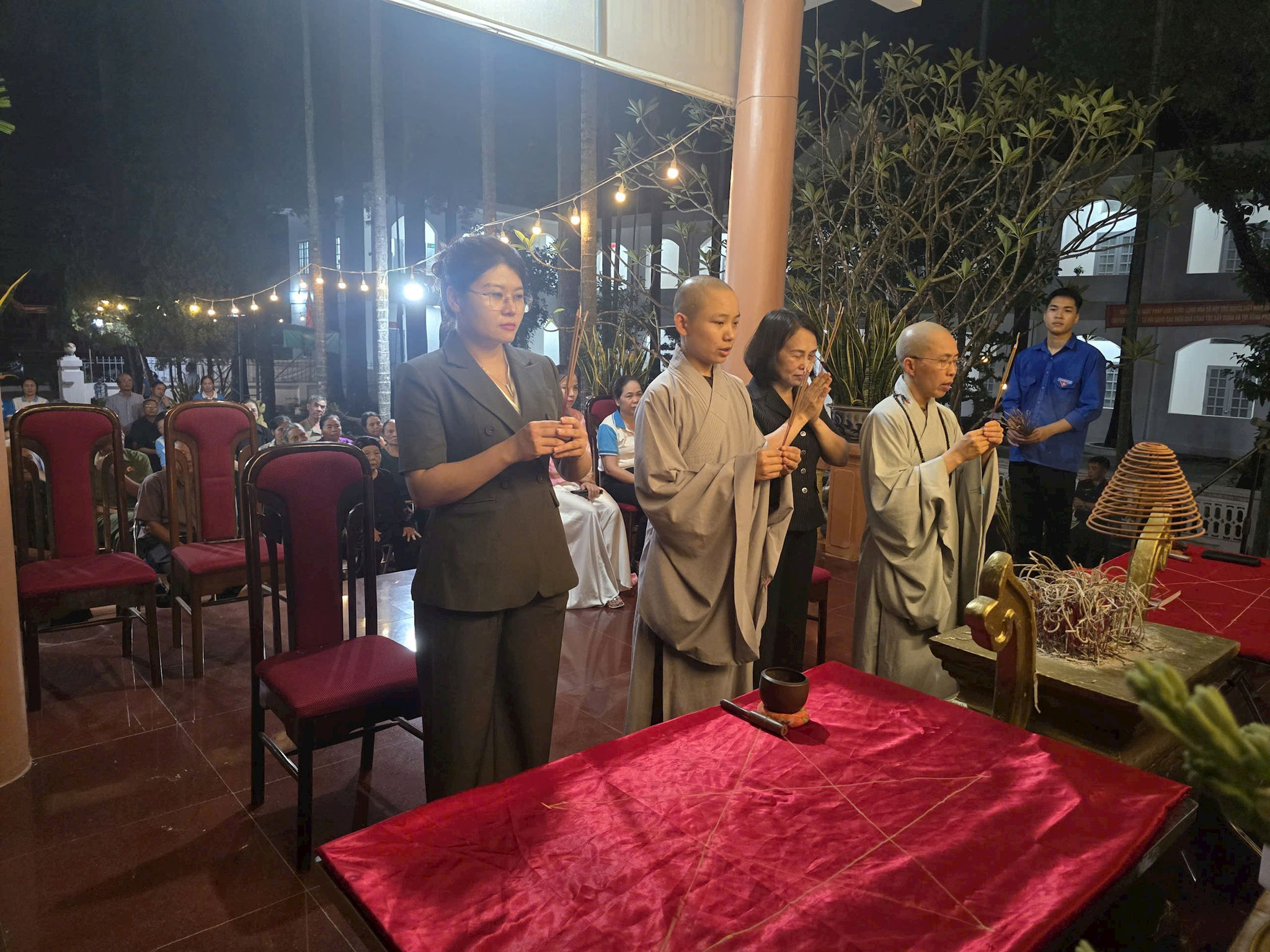 Các đại Khi những ngọn nến tri ân đồng loạt được thắp sáng, Đài tưởng niệm bừng sáng trong ánh nến và lòng thành kính. Mỗi ngọn nến được thắp lên không chỉ thể hiện sự biết ơn đối với những người đã hy sinh mà còn nhắc nhở các thế hệ hôm nay về trách nhiệm gìn giữ thành quả hòa bình, tiếp nối truyền thống yêu nước.