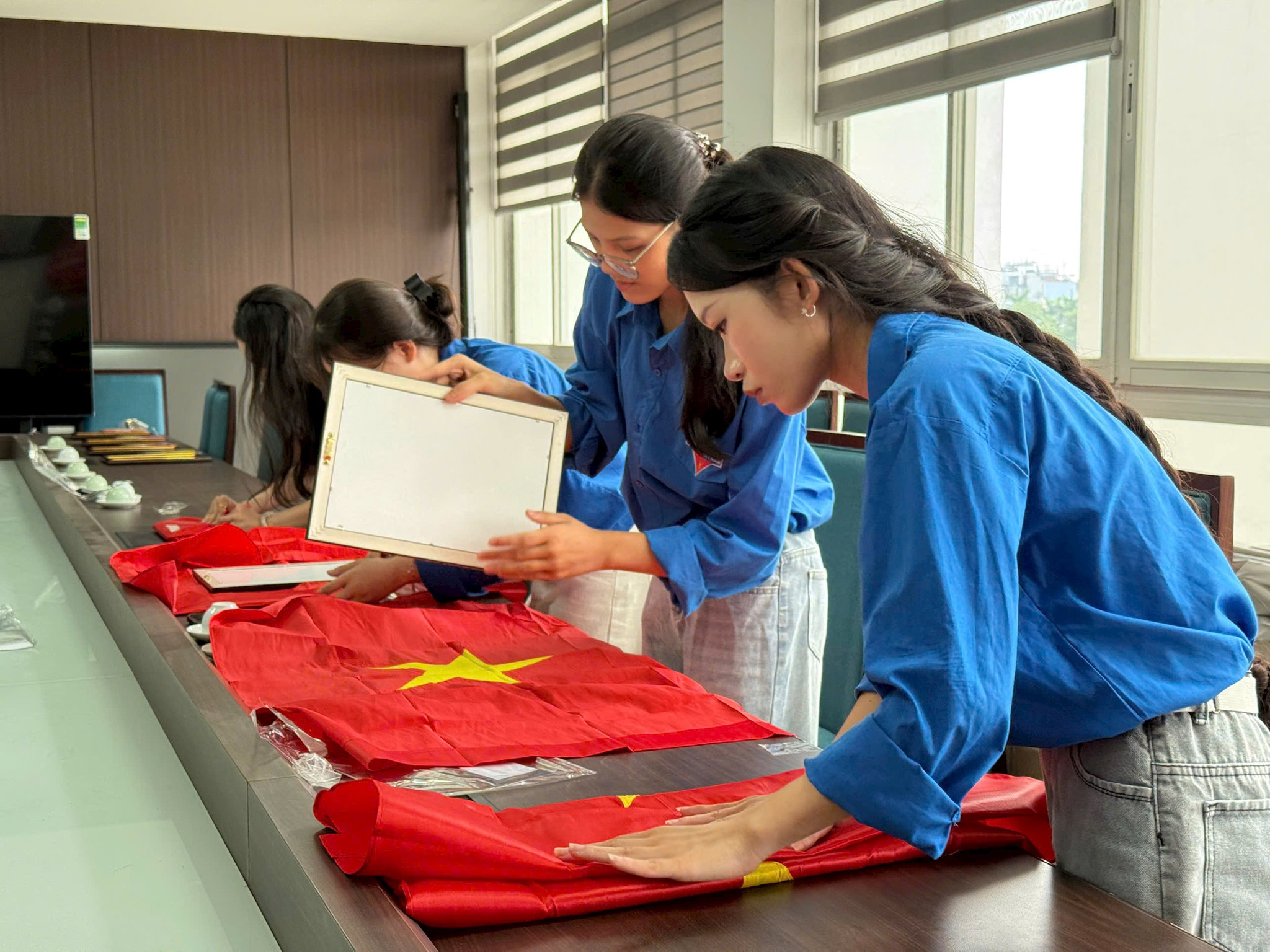 Mỗi công đoạn, động tác trong quá trình phục dựng ảnh được các đoàn viên thực hiện tỉ mỉ, cẩn thận, thể hiện sự trân trọng đối với ký ức về các Anh hùng Liệt sĩ.