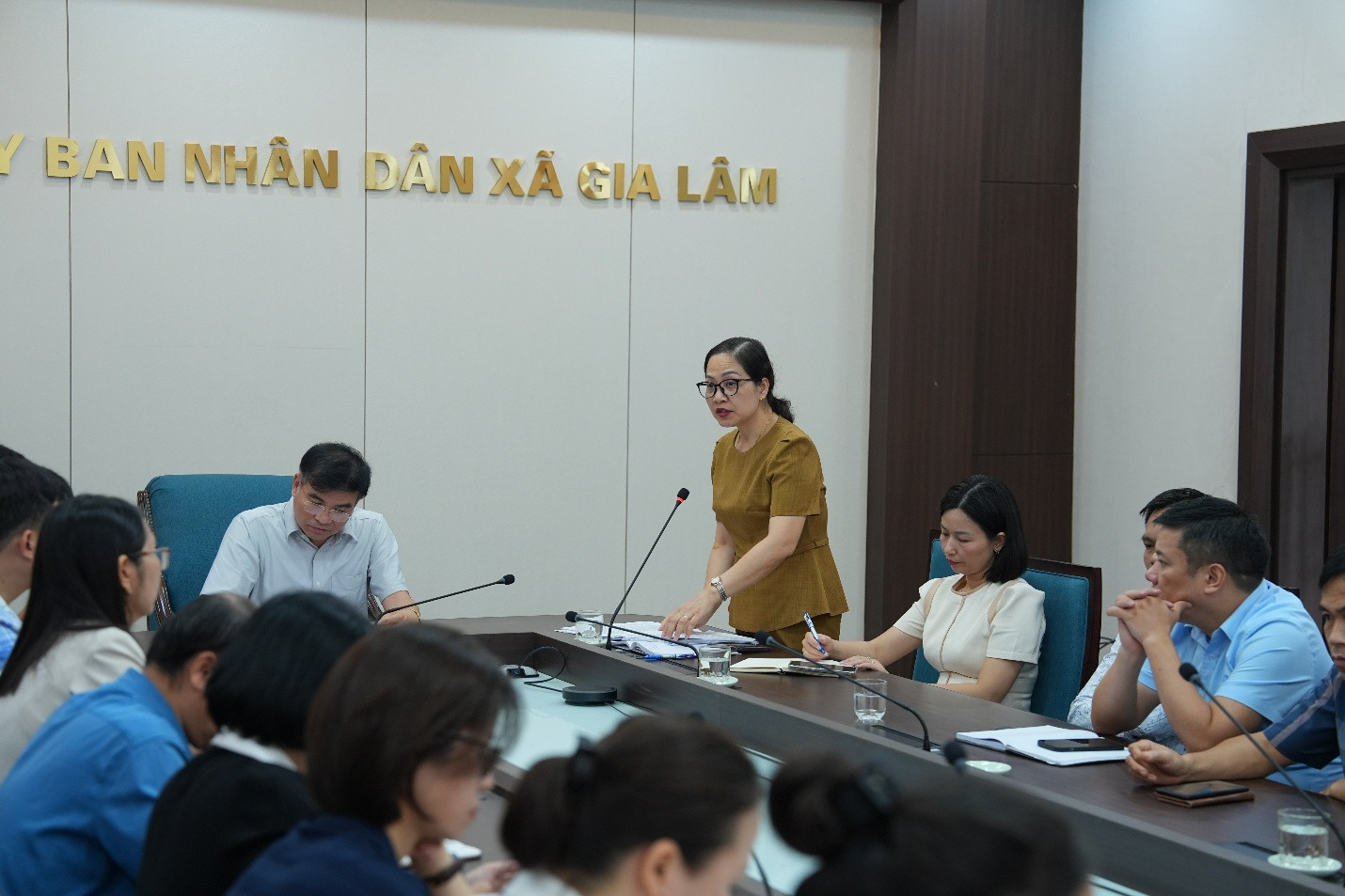 Lãnh đạo Phòng Văn hóa xã hội xã Gia Lâm báo cáo dự thảo đề án sắp xếp tổ chức lại các cơ sở giáo dục công lập trên địa bàn. Ảnh: Hoàng Anh
