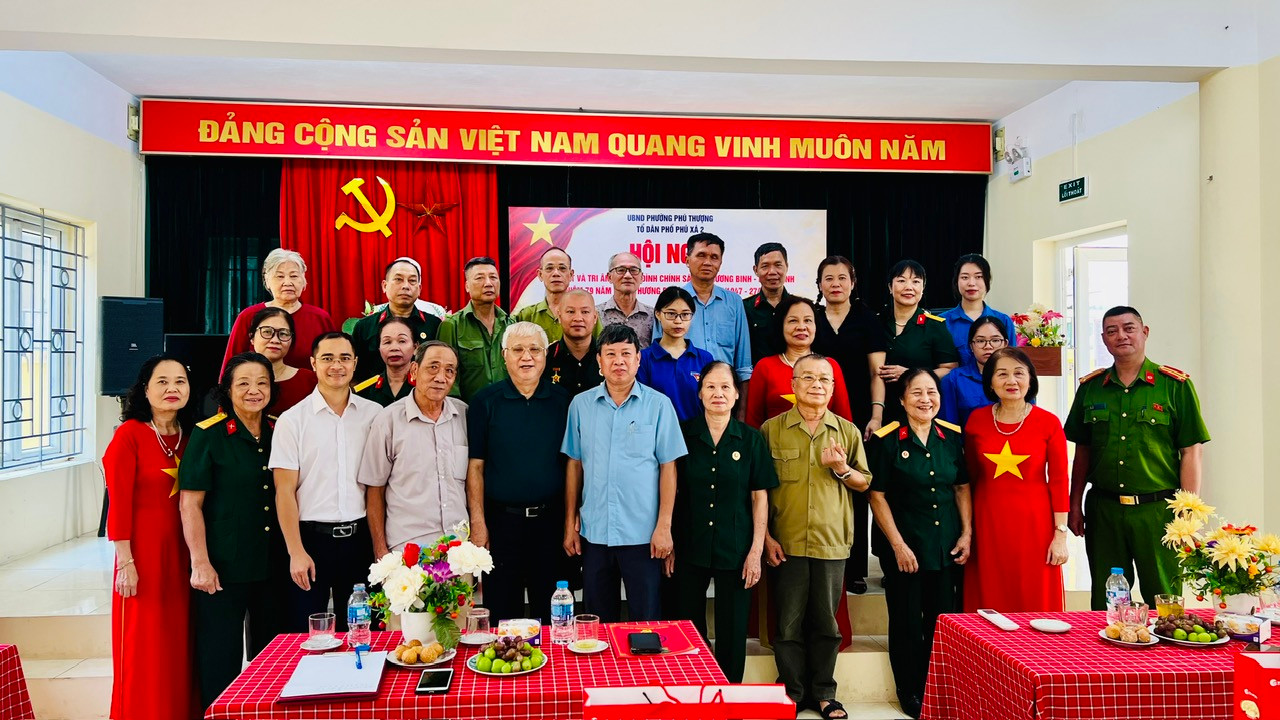 Lãnh đạo phường, đại diện Chi bộ, Ban Công tác Mặt trận cùng các gia đình người có công tại chương trình tri ân ở Tổ dân phố Phú Xá 2. Ảnh: Tuệ Lâm