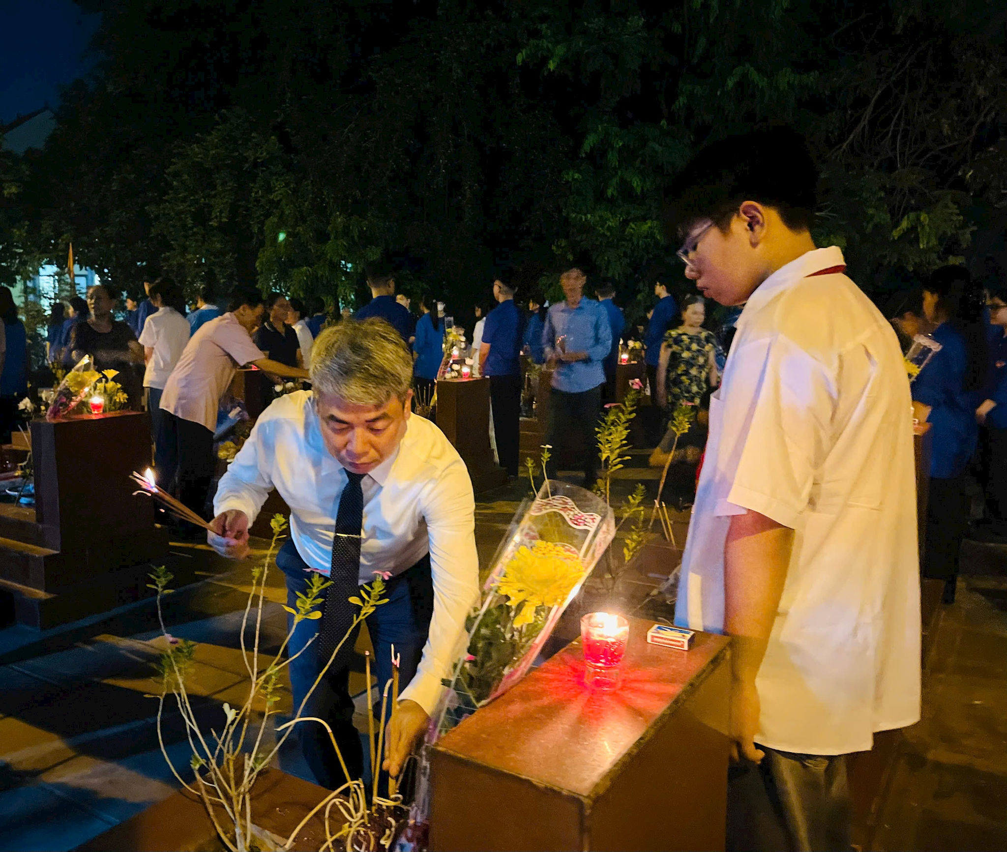 Lãnh đạo xã cùng đoàn viên, thanh niên dâng hương, thắp nến tri ân tại Nghĩa trang Liệt sĩ, bày tỏ lòng thành kính trước sự hy sinh của các Anh hùng liệt sĩ. Ảnh: Ánh Bi
