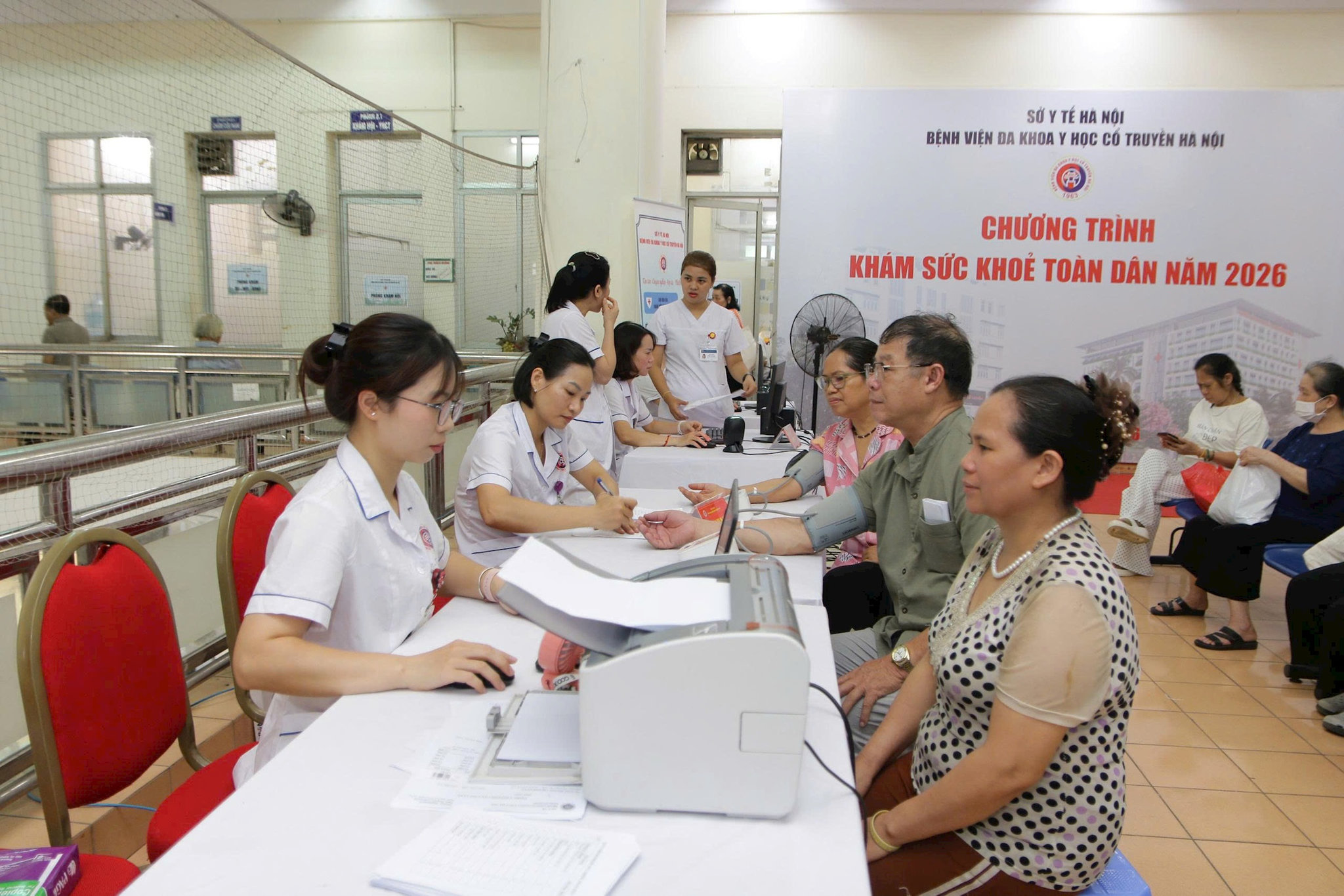 bac-si-nhan-vien-y-te-benh-vien-da-khoa-y-hoc-co-truyen-ha-noi-to-chuc-kham-suc-khoe-mien-phi-cho-nguoi-dan-phuong-nghia-do.-anh-duy-tuan.jpg