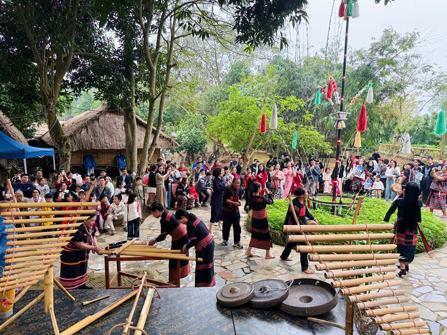 du-khach-trai-nghiem-cac-net-van-hoa-doc-dao-cua-cong-dong-cac-dan-toc-tai-lang-van-hoa-du-lich-cac-dan-toc-viet-nam.-anh-quyen-hoang.jpg